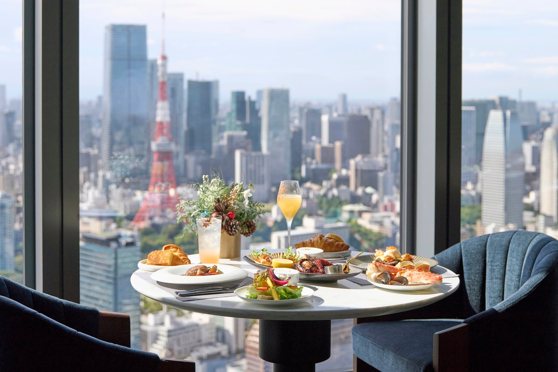 メズム東京、オートグラフ コレクション 飴細工のドームを割って楽しむ、体験型のクリスマスケーキ限定30個発売の「Holiday Voyageショコラケーキ2026」を9月30日(水)より予約開始