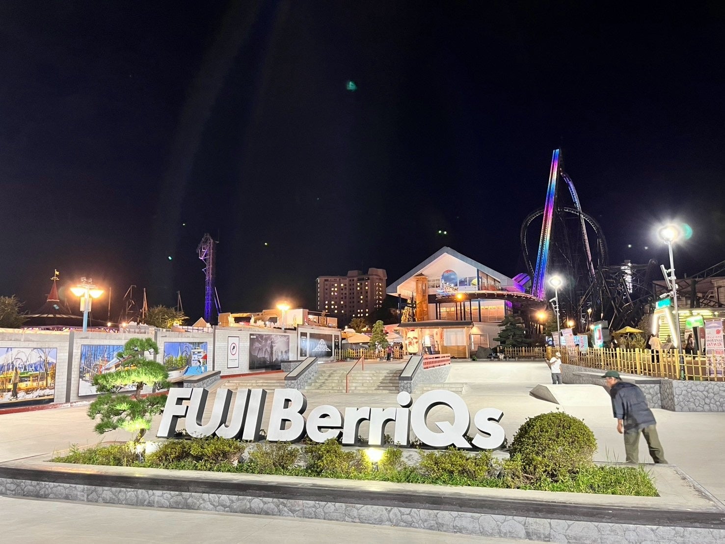 秋の夜、巨大コースターとライトアップに包まれる特別なスケートボード体験。富士急ハイランド「FUJI BerriQs SKATE PLAZA」シルバーウィーク限定のナイト営業が盛況のうちに終了！