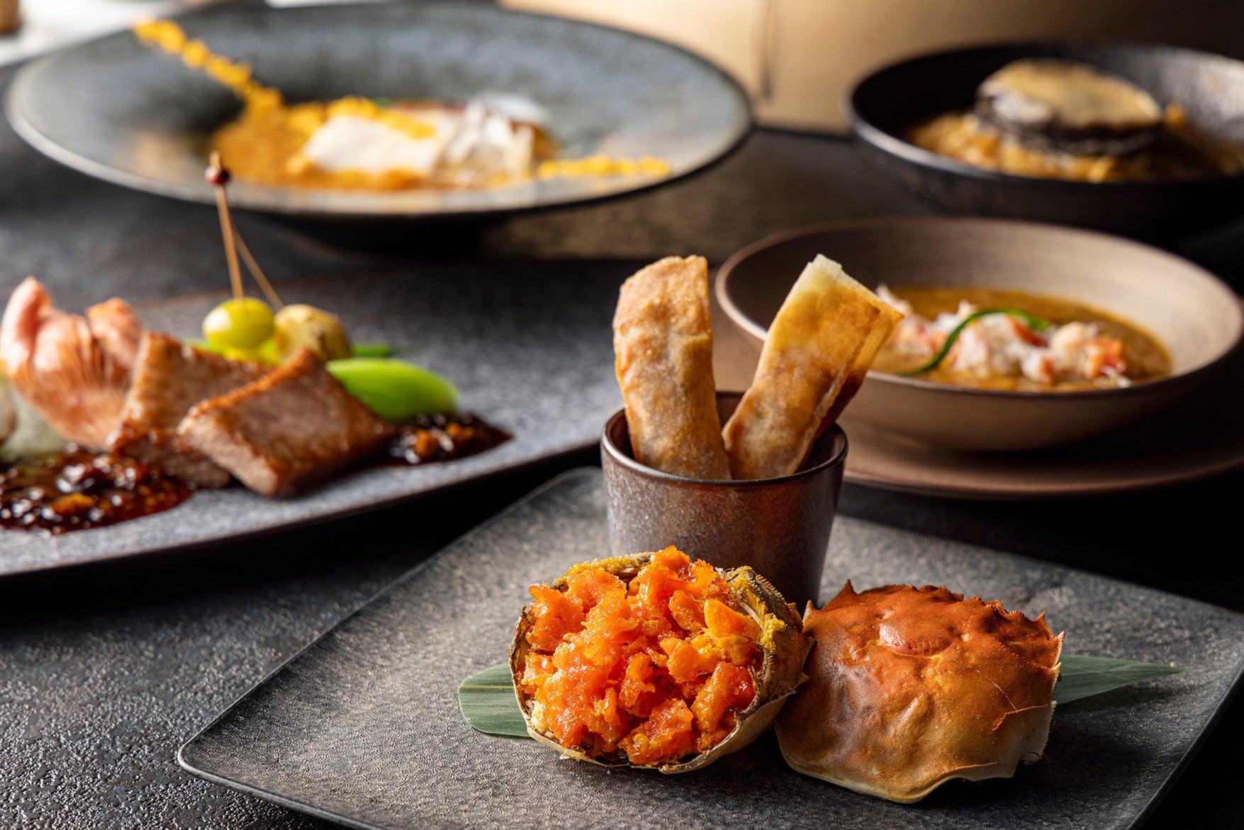 中国料理「チャイナシャドー」より、朱色に輝く艶やかな上海蟹を味わい