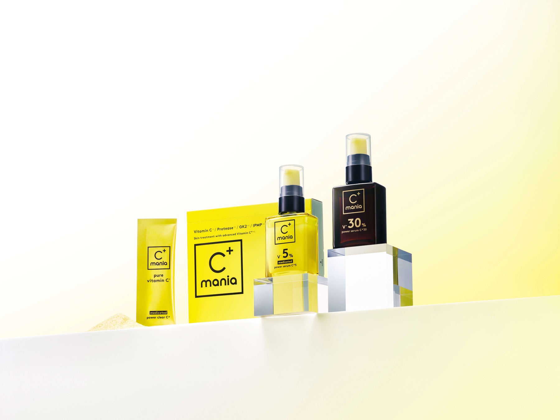 左から、C+mania 薬用パワークリアC+、C+mania 薬用パワーセラムC+5、C+mania パワーセラムC+30