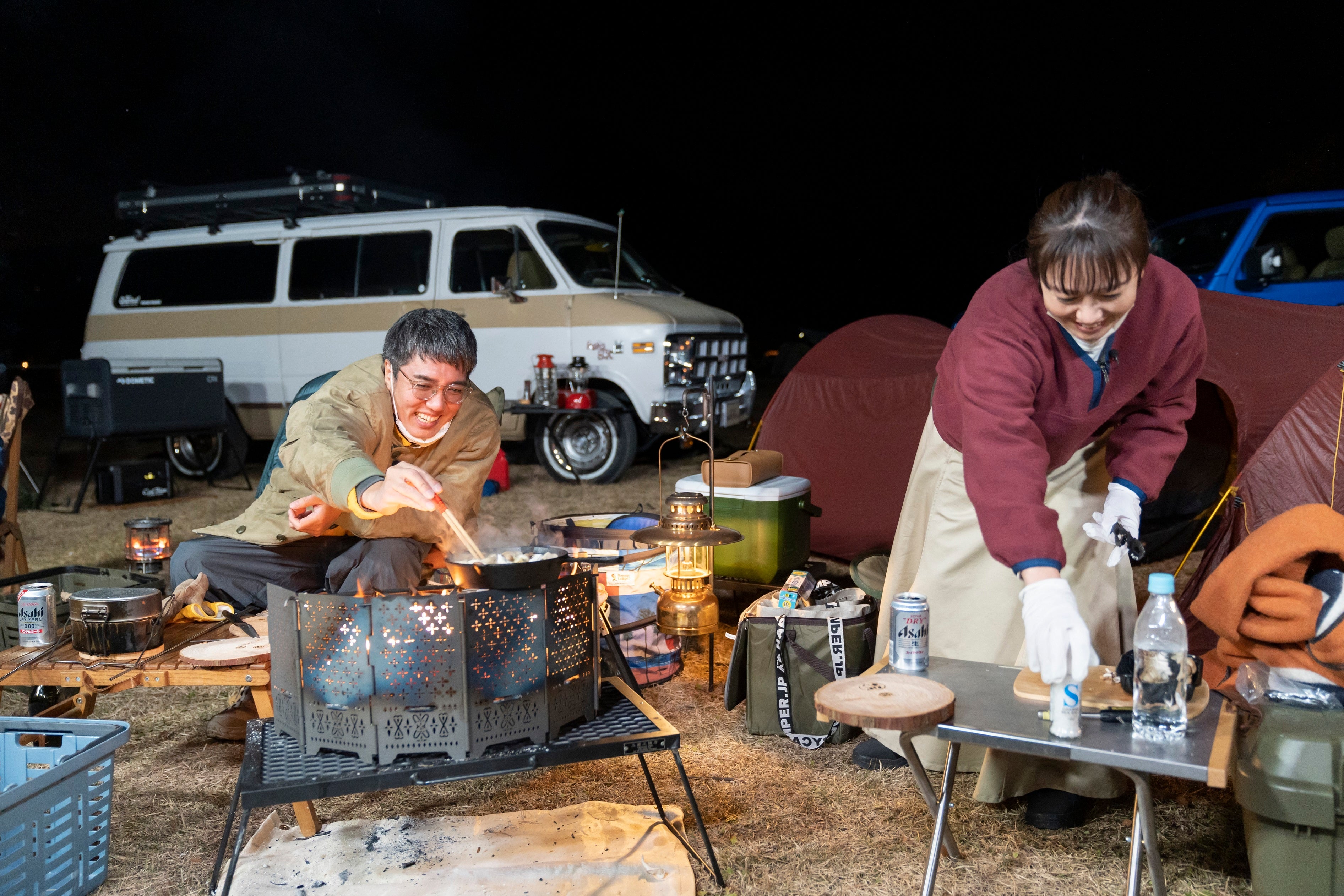 仲良く夕食作りをする小木夫婦