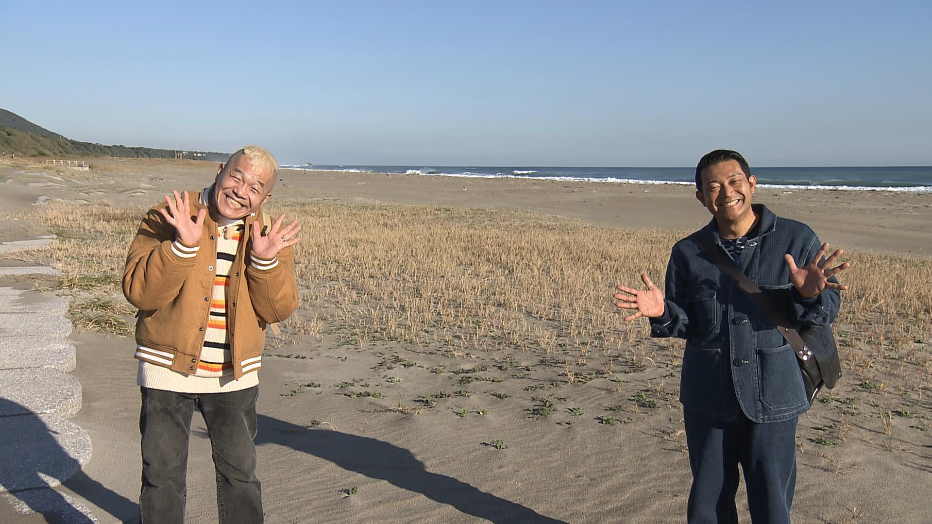 冬の渥美半島を満喫！ウドちゃん（左）と山口智充さん（右）