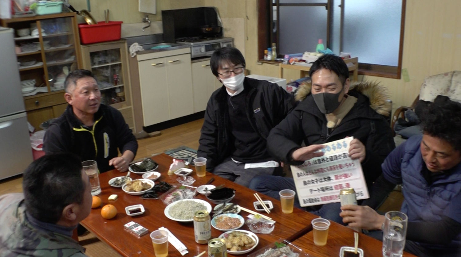 お酒をすすめられ困惑する武智