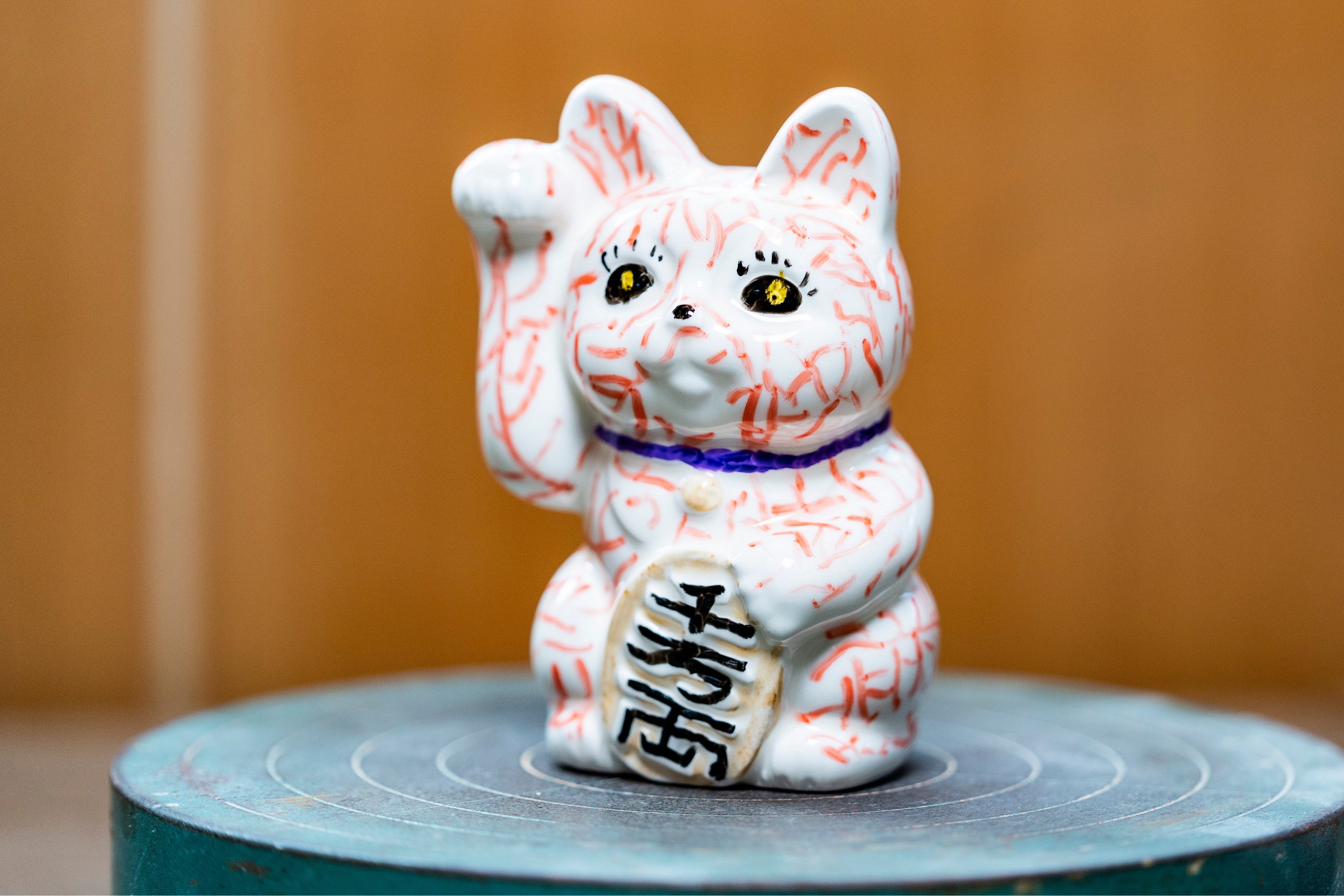 血管が浮き出た招き猫。怖い…