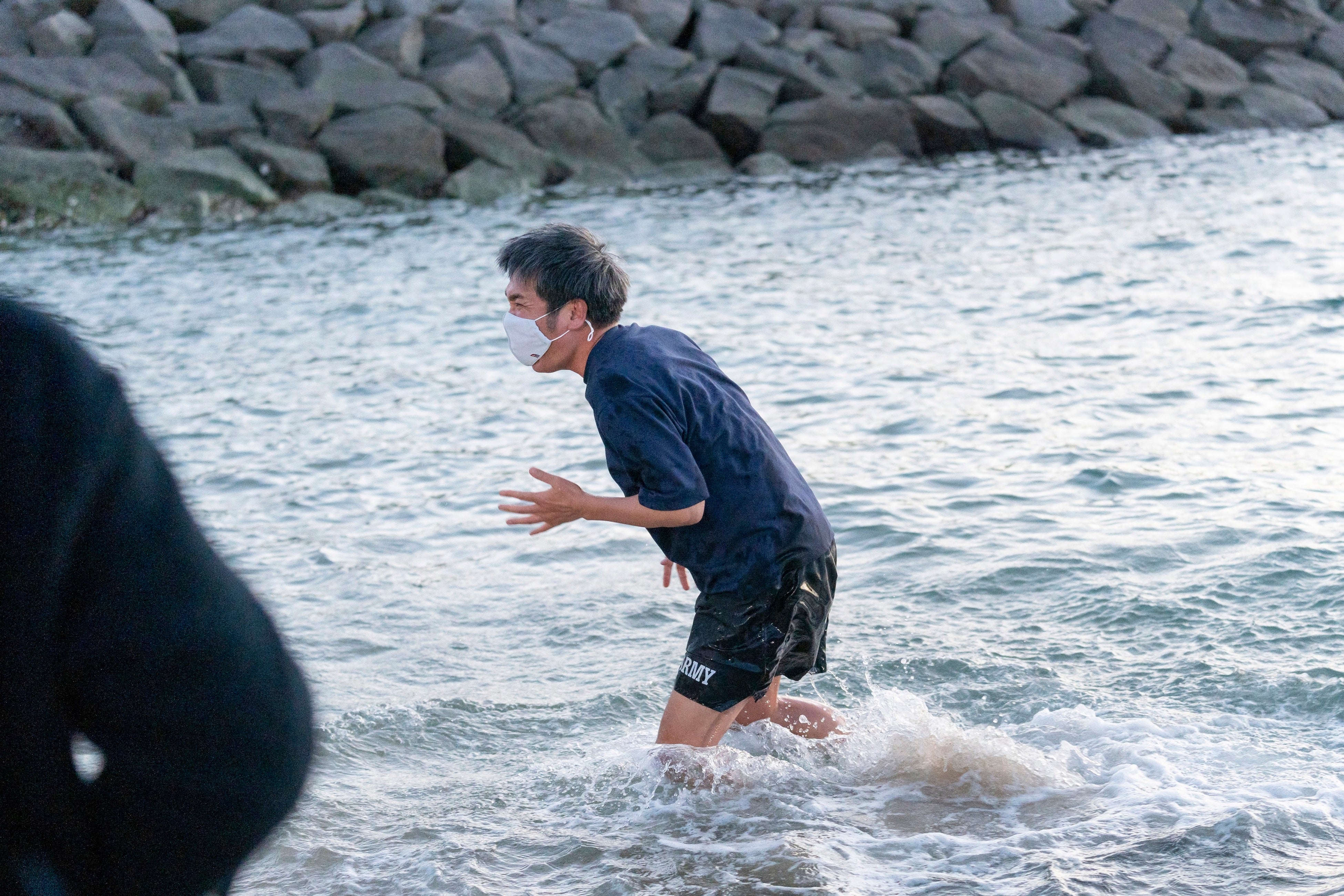 海の冷たさに絶叫する小木