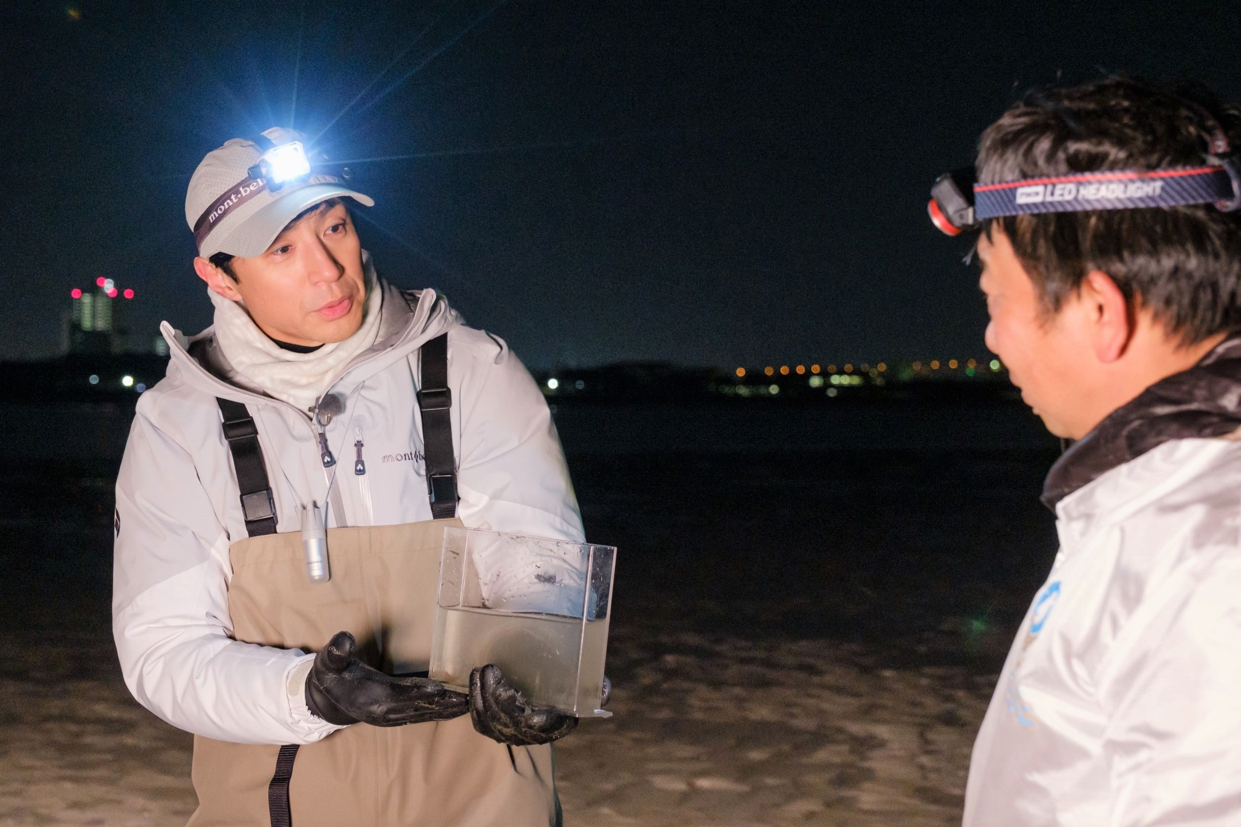 干潮の藤前干潟で生き物の調査