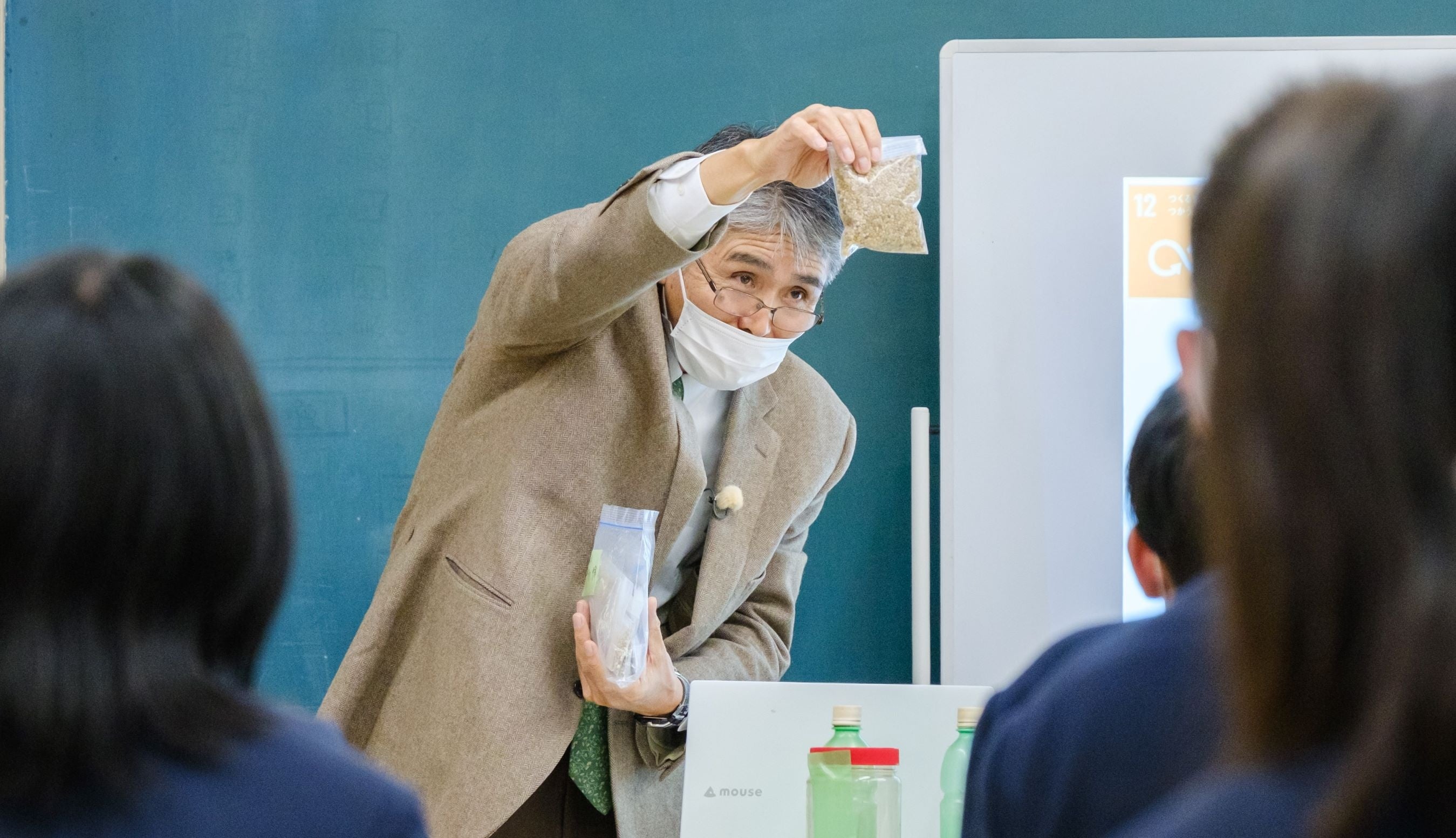 【写真】課外授業をする四日市大学の千葉賢教授