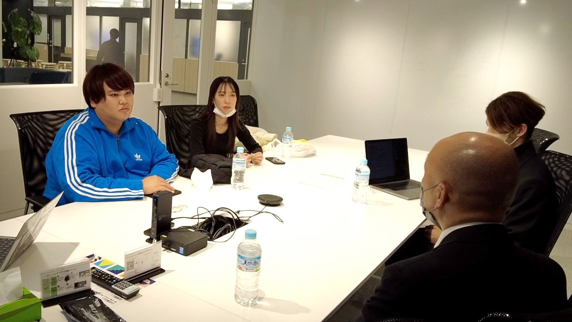 事務所にスタッフが訪問し 番組終了を告げられる…