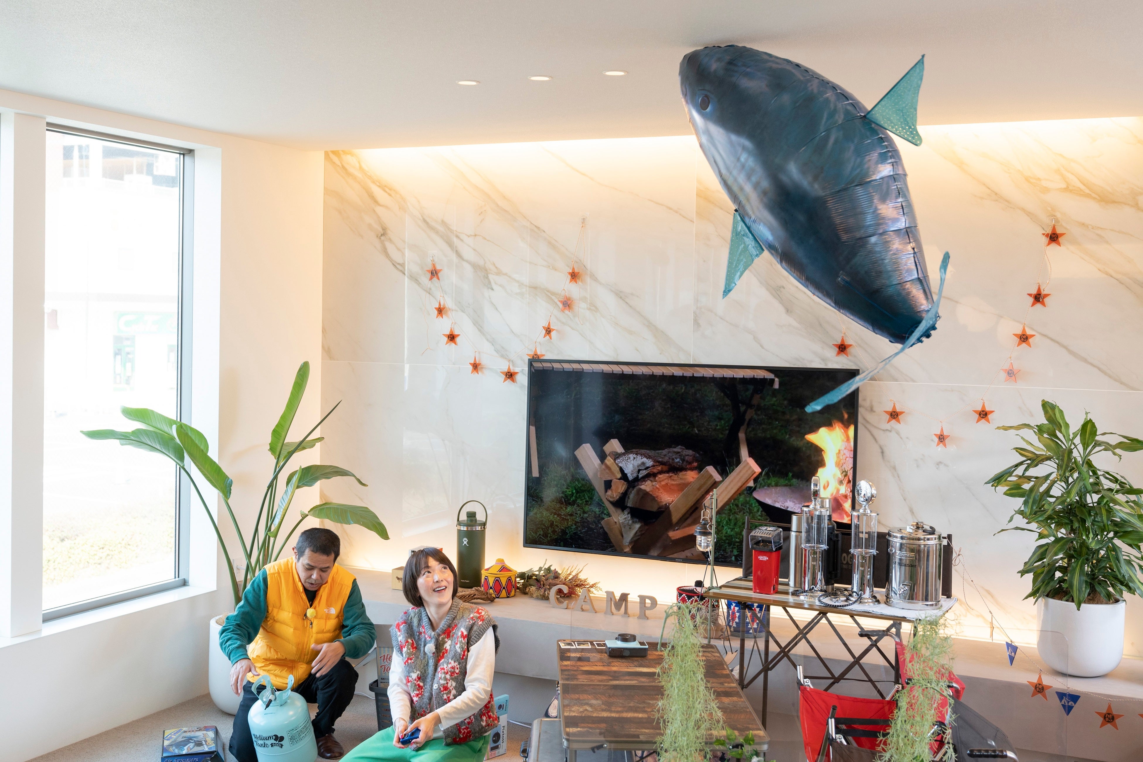 気球型ラジコンで遊ぶノッチ夫婦