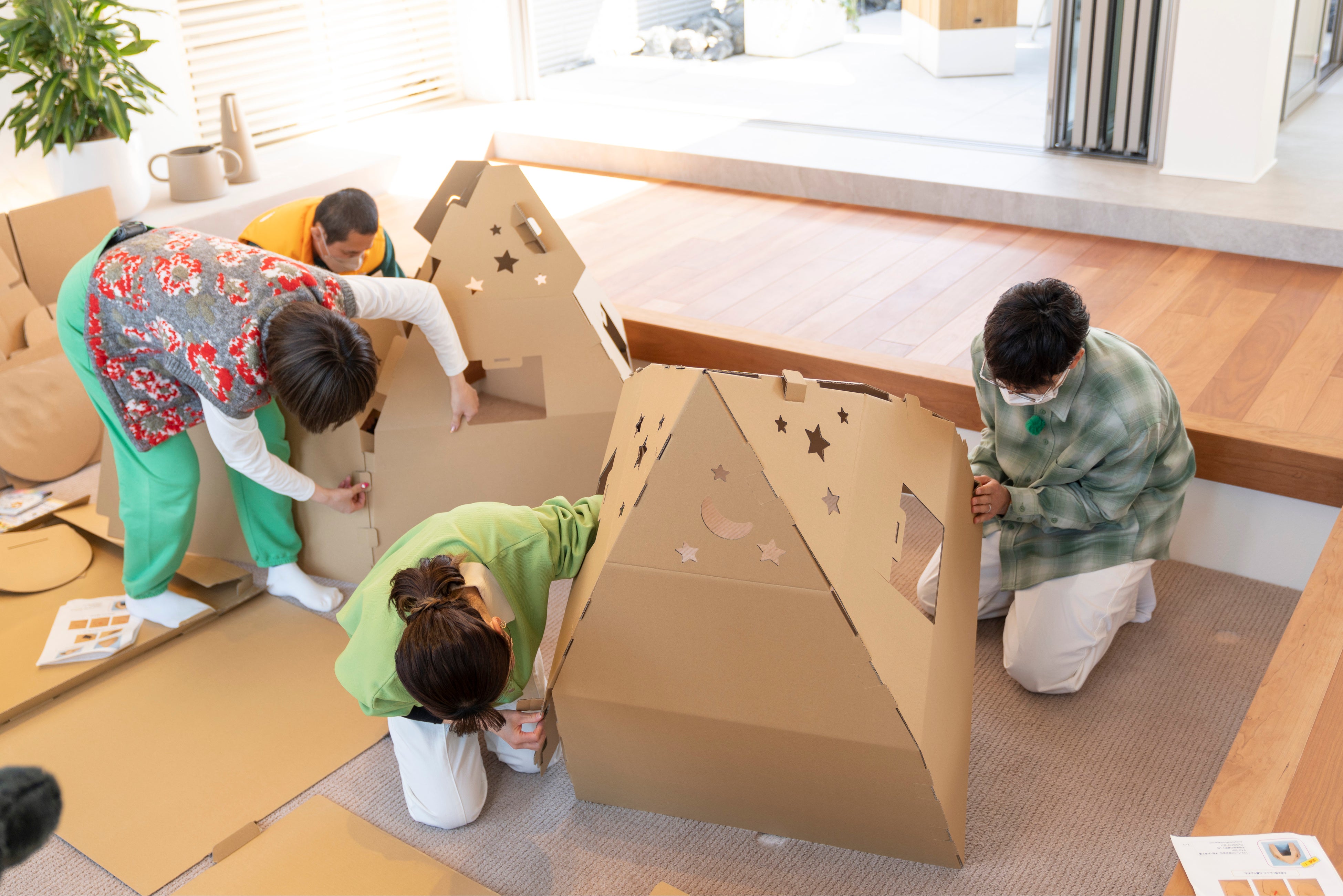 段ボールテントで基地設営