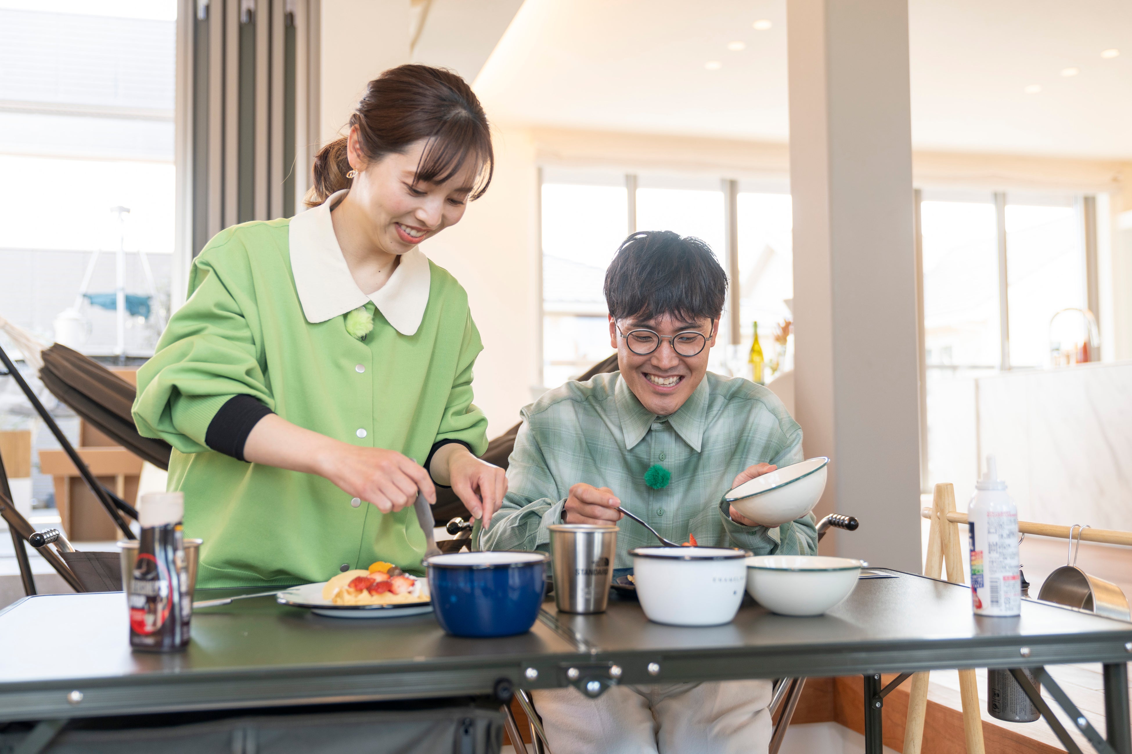 夫婦仲良くワッフル作り