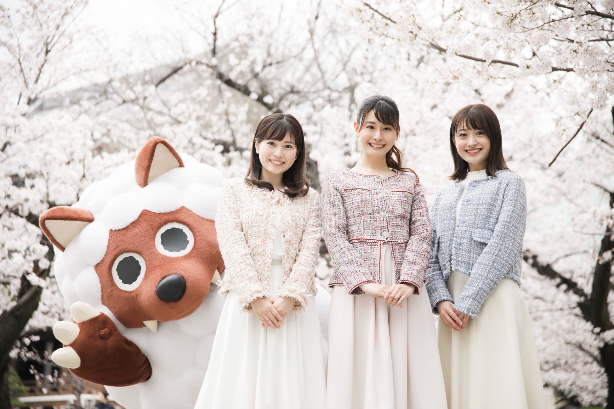 左から、ウルフィ、松崎杏香アナ、望木聡子アナ、尾形杏奈アナ