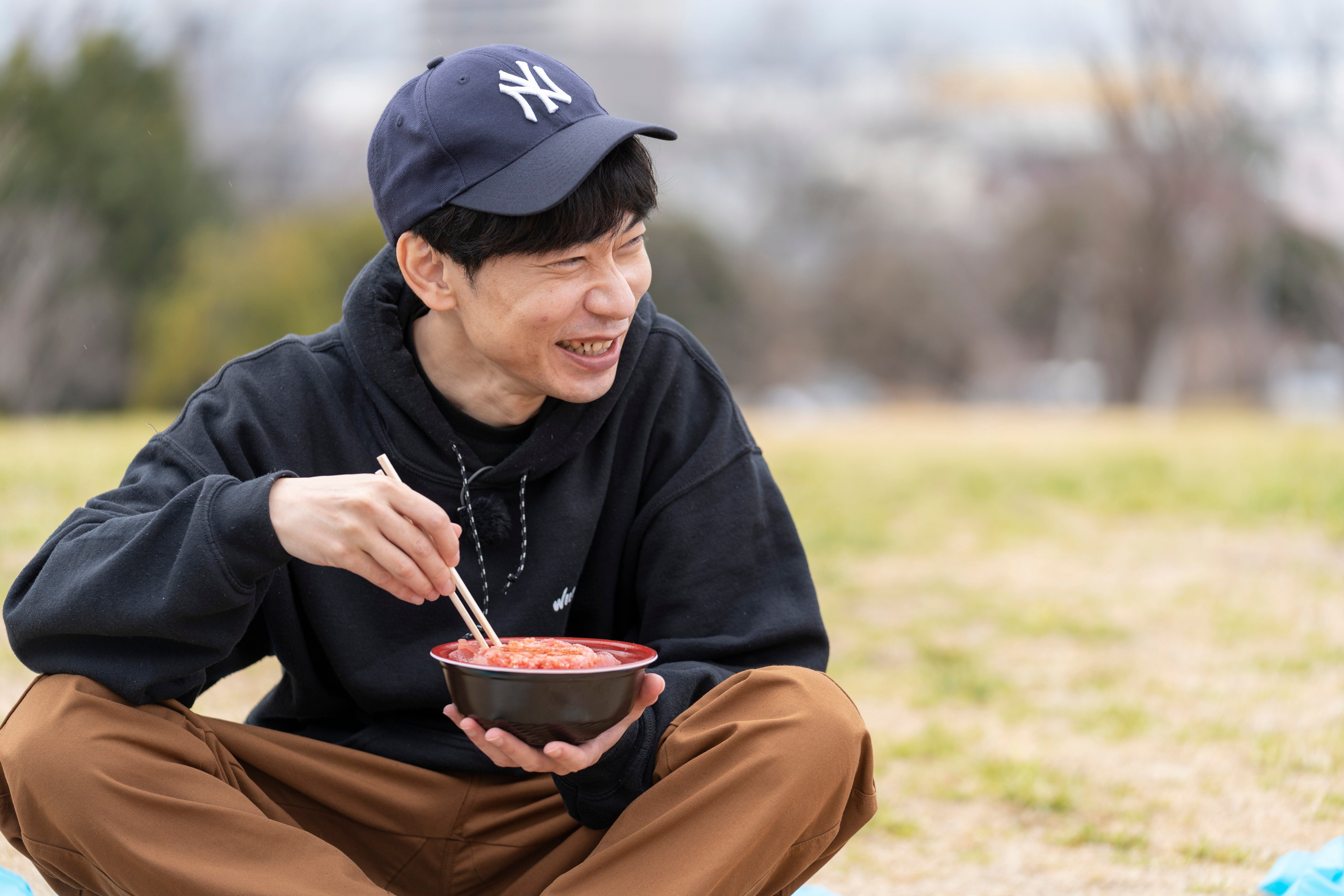 公園ランチを楽しむ板倉