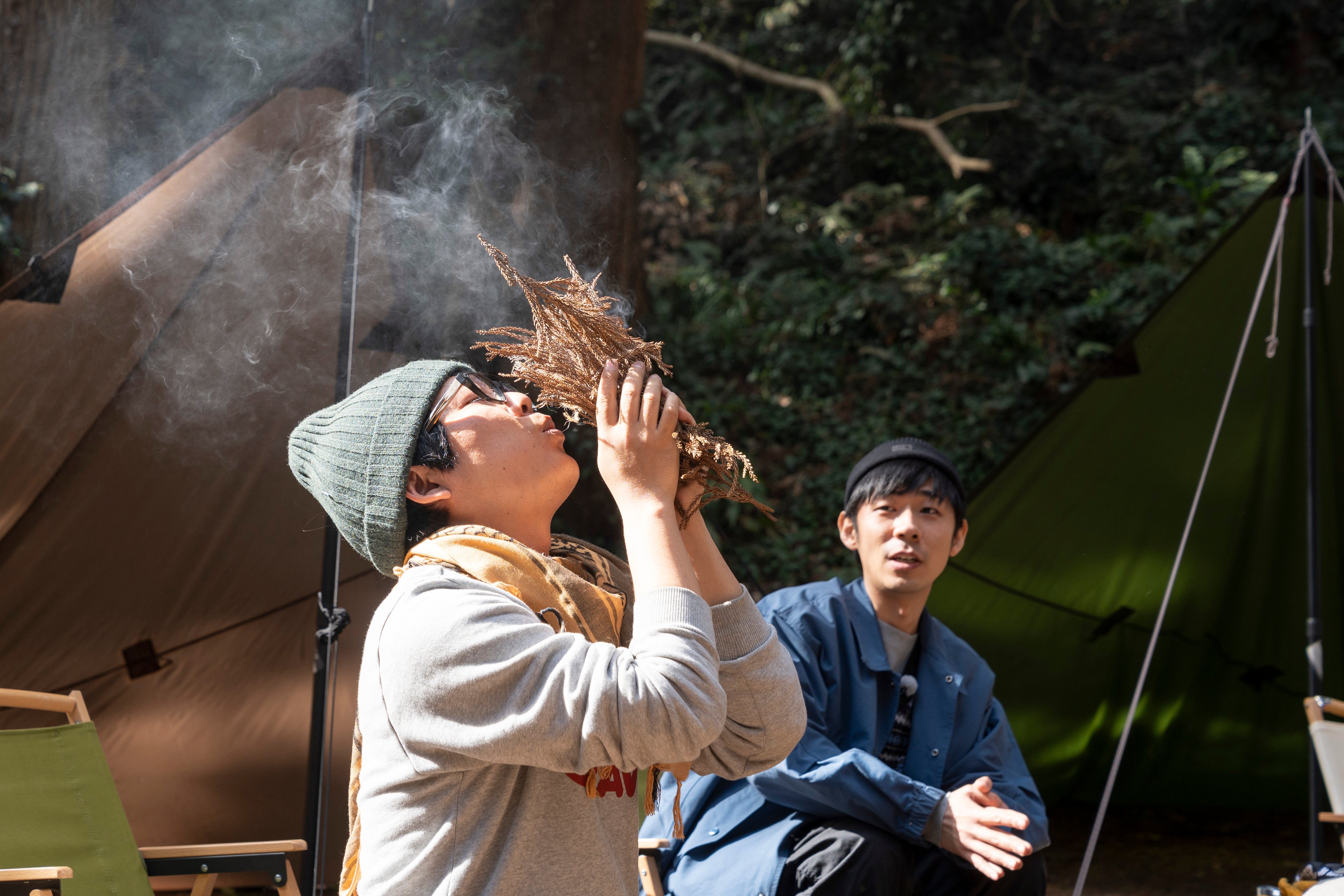 原始的な火おこしをレクチャーする阿諏訪