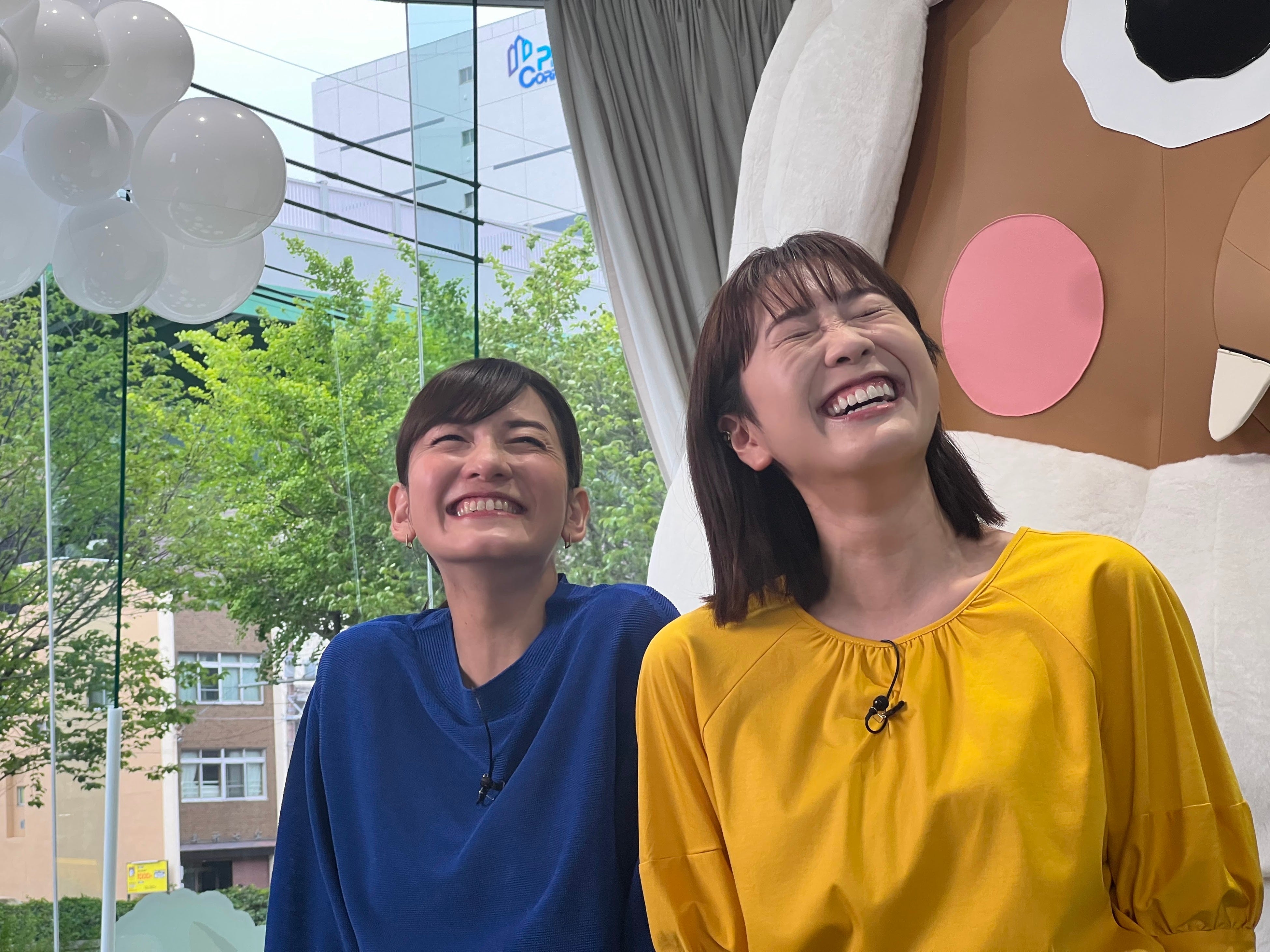 （左から）鈴木しおりアナ、小松﨑花菜アナ