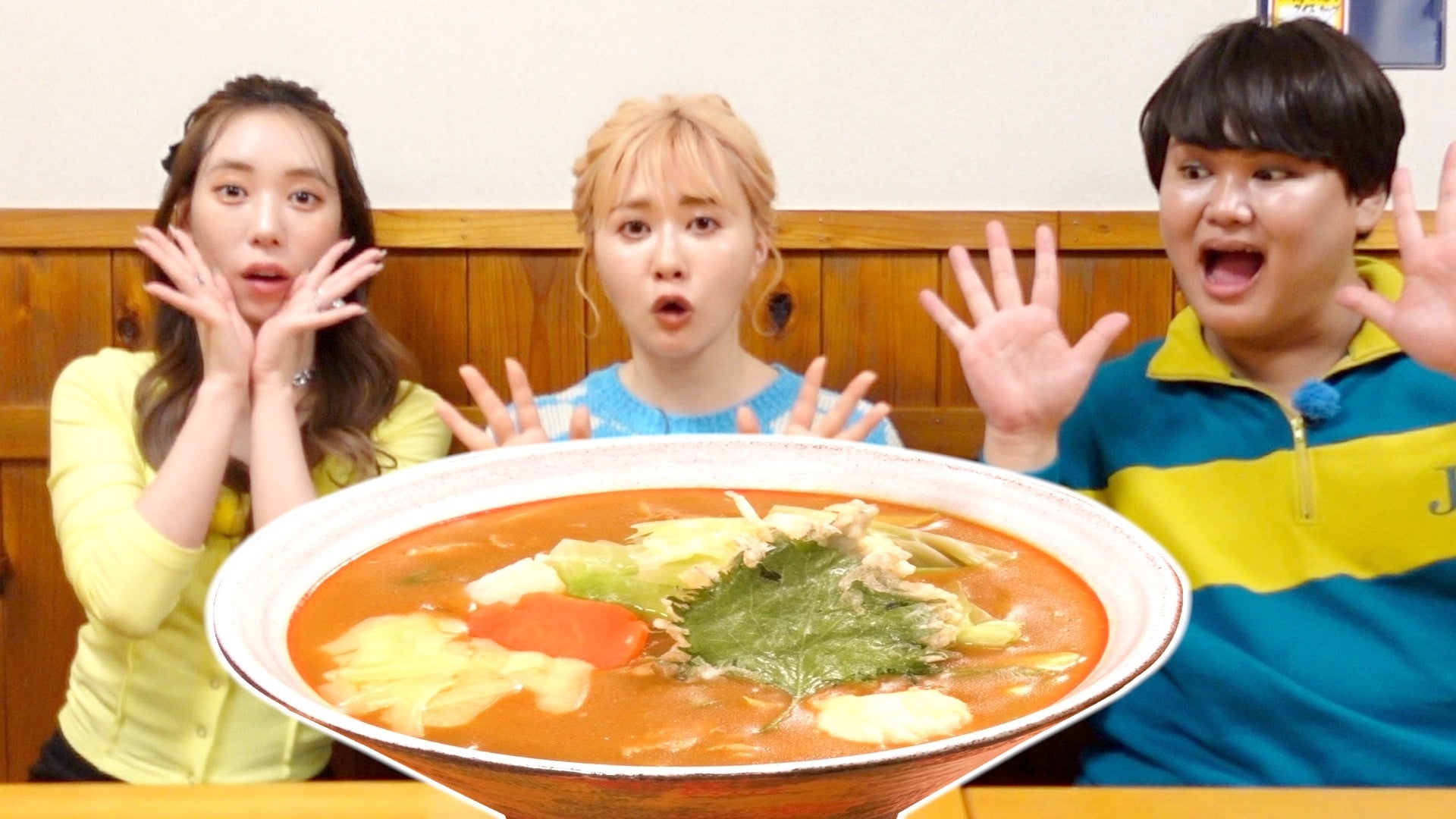 豊橋カレーうどんを楽しむ3人