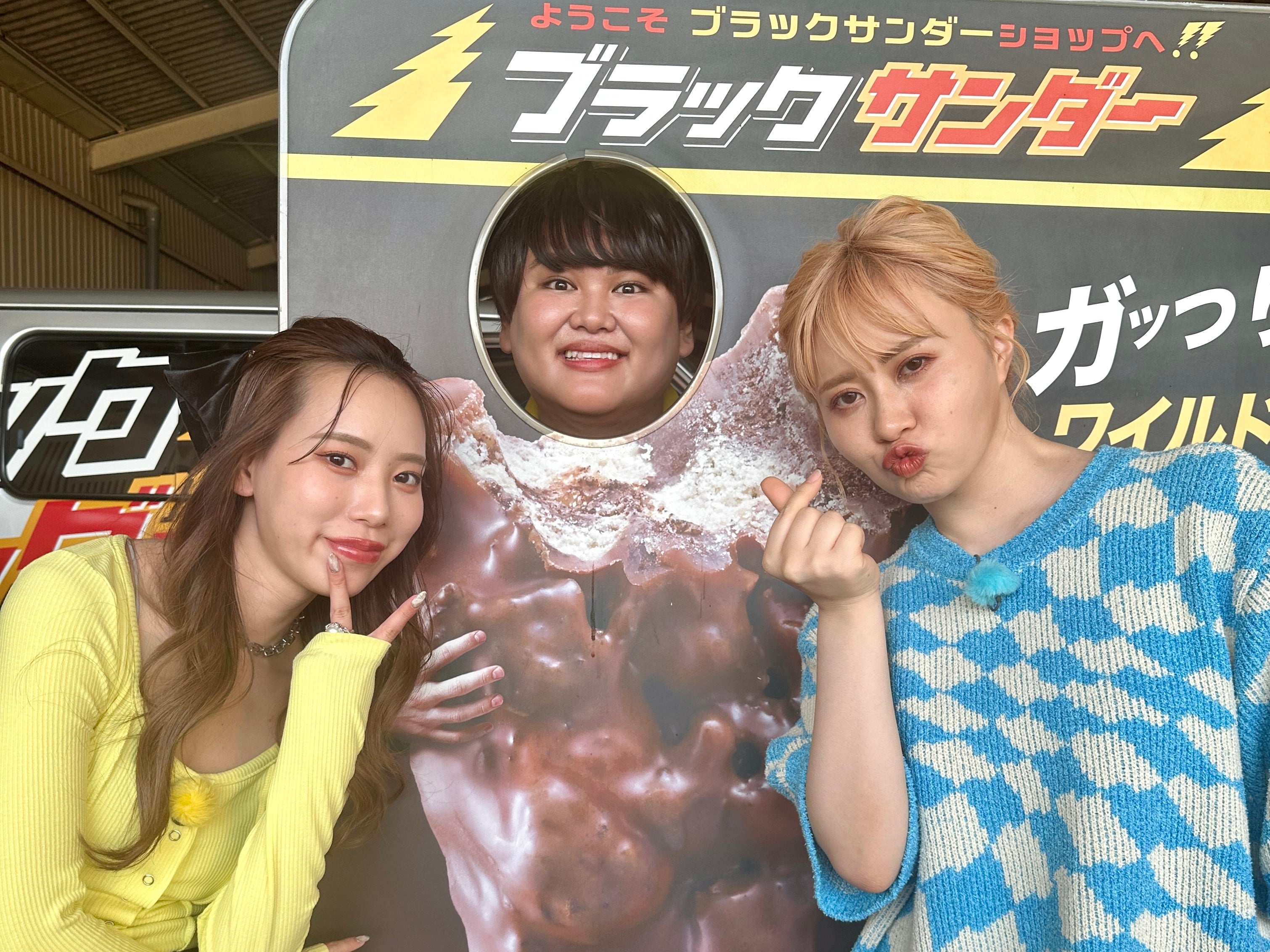 左から「パパラピーズ」タナカガ ＆ じんじん と エミリン