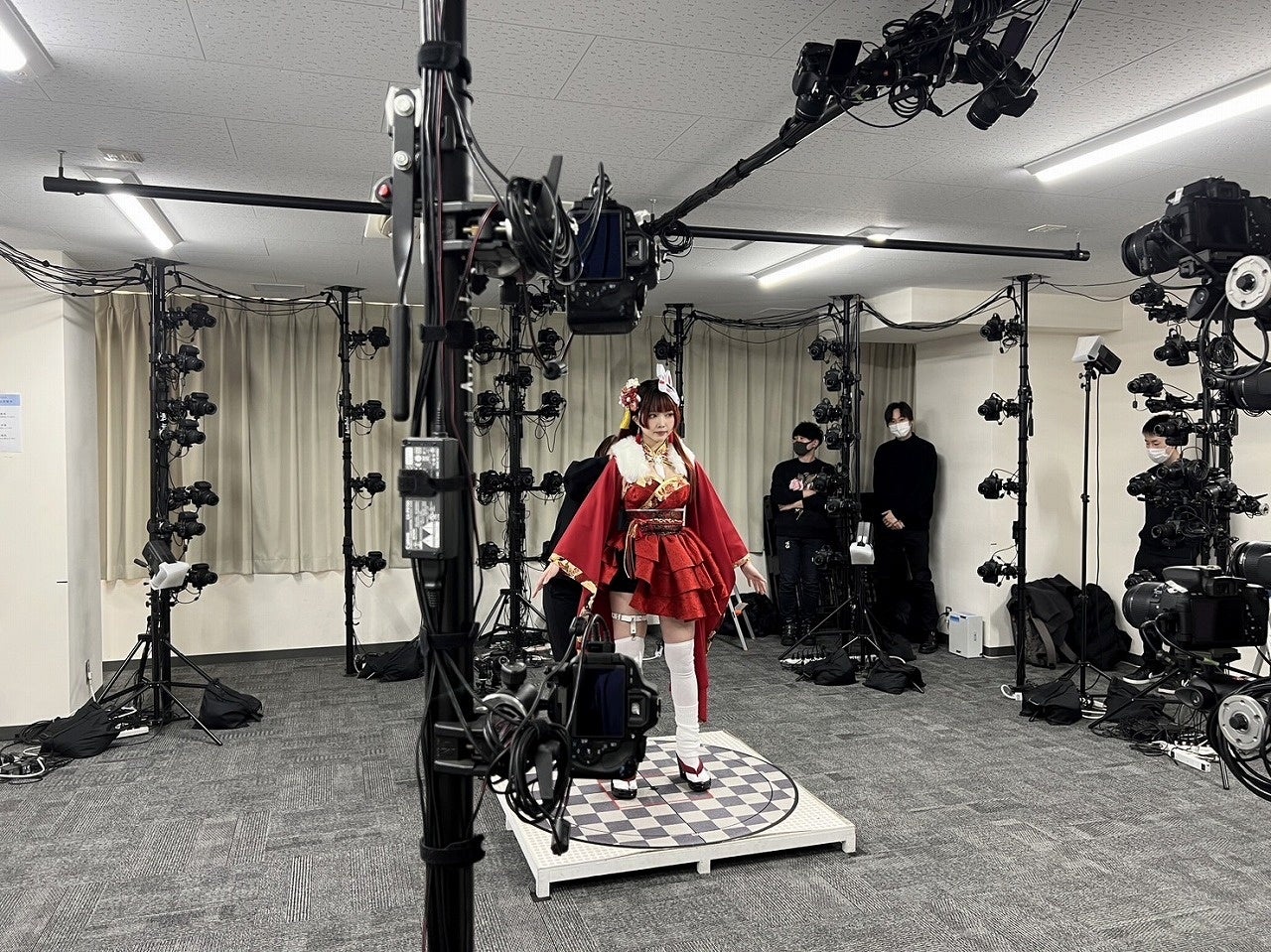 １１５台のカメラで撮影中のシスル