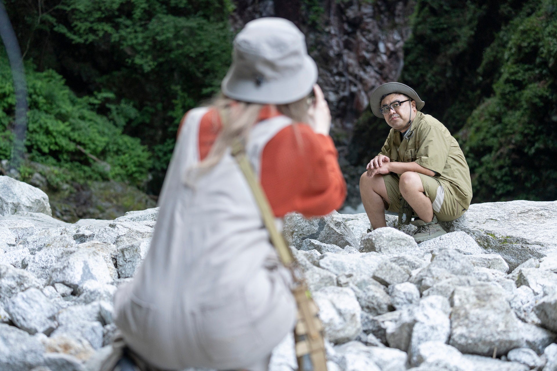滝つぼで映え写真を撮られる久保田