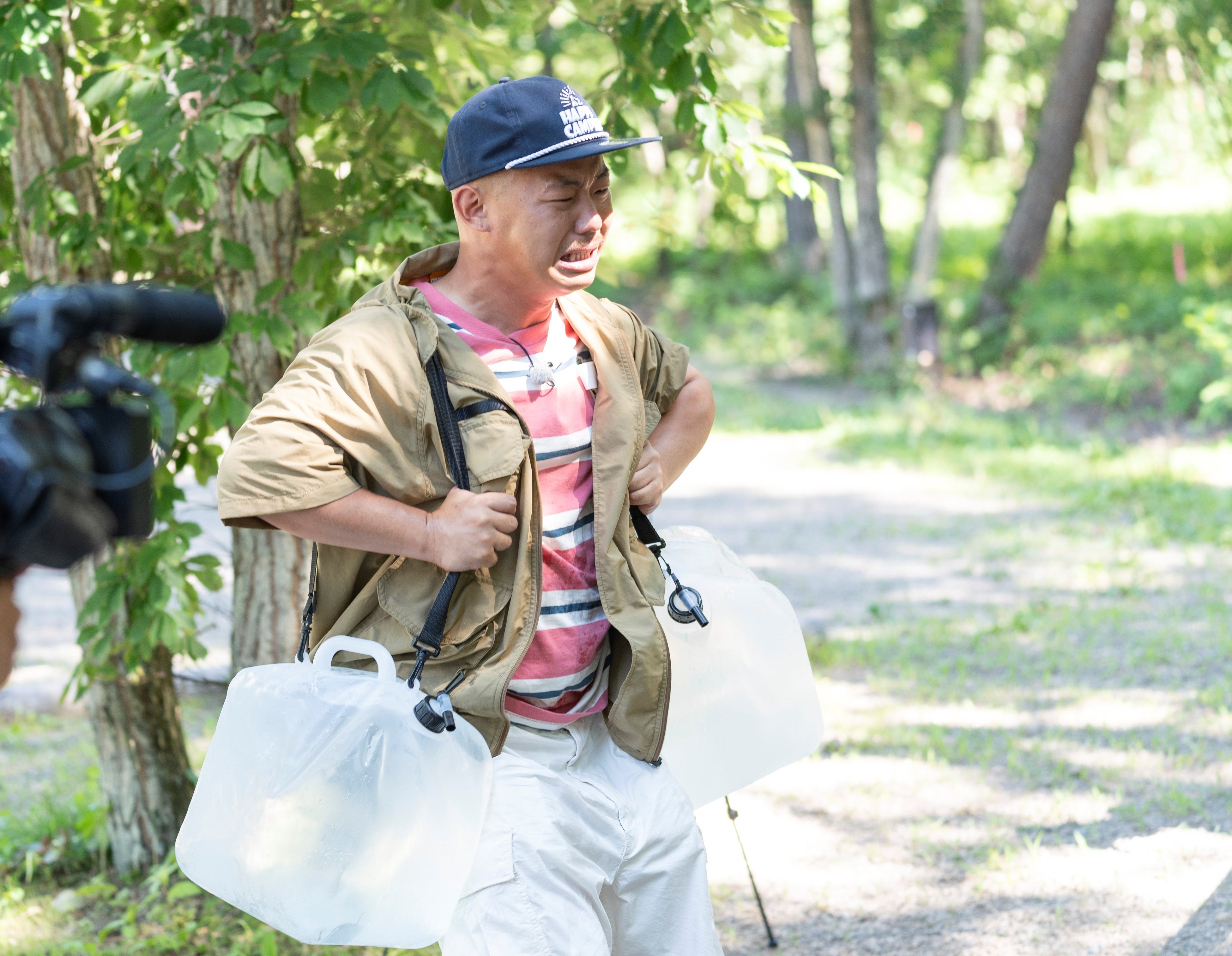 大量の水を運ぶ酒井貴士
