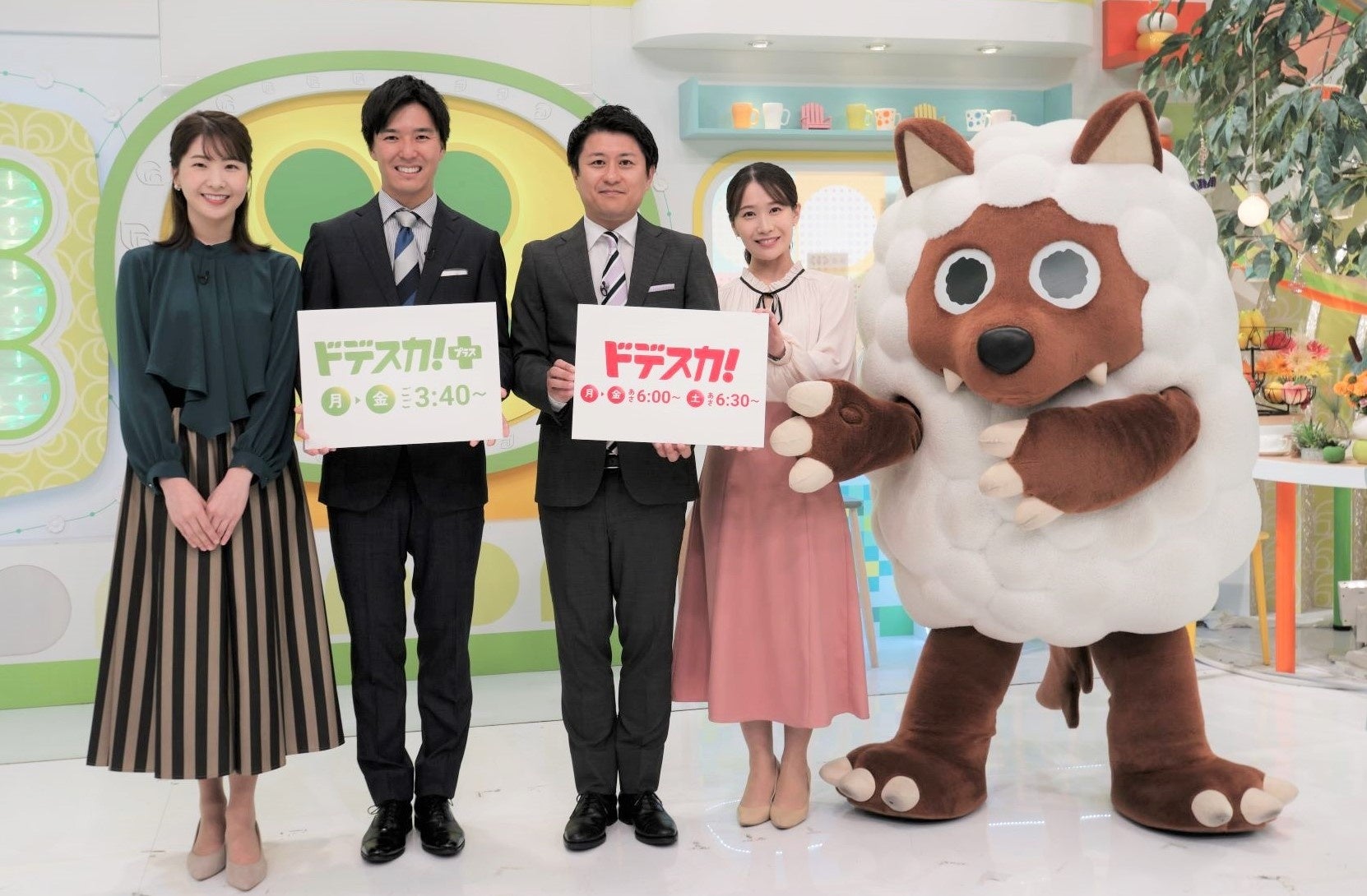 (左より、西尾菜々美、濱田隼、竹田基起、島津咲苗、ウルフィ)