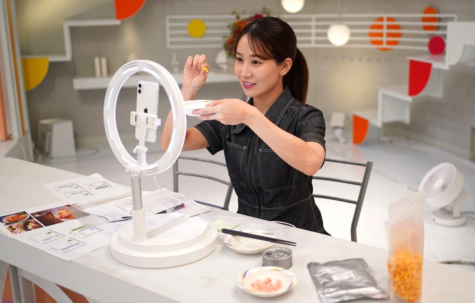 【写真】インスタライブ中の島津咲苗アナウンサー