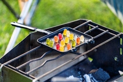 グミを溶かしてリンゴ飴に