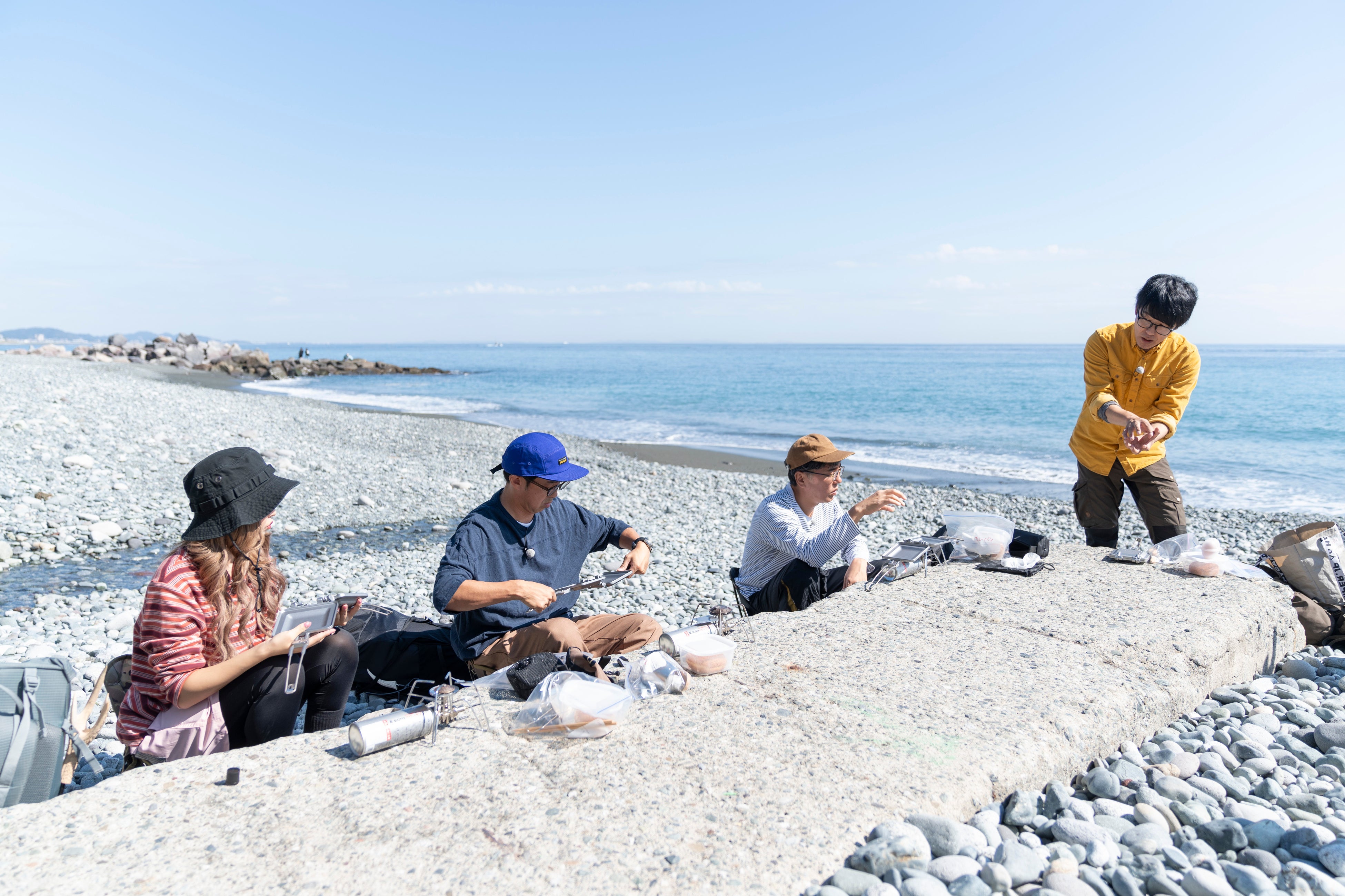 焼カレーパンに挑戦する4人