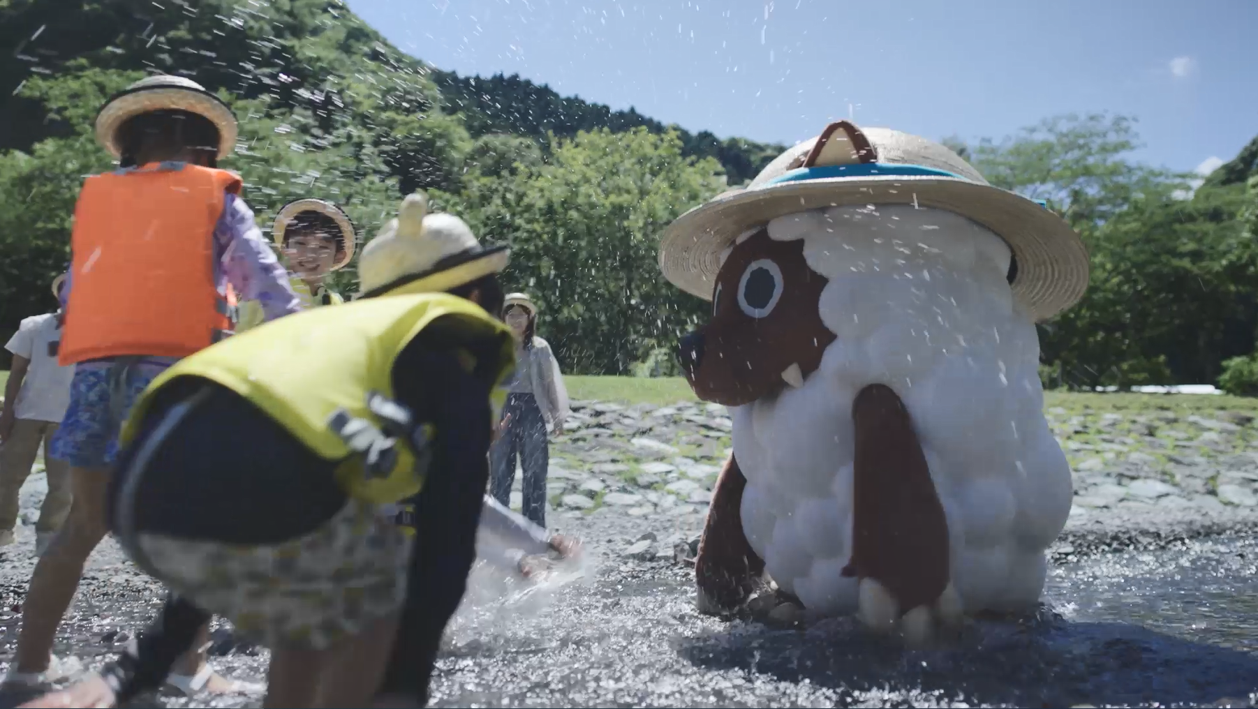 ウルフィと子どもたちが川で水遊び！