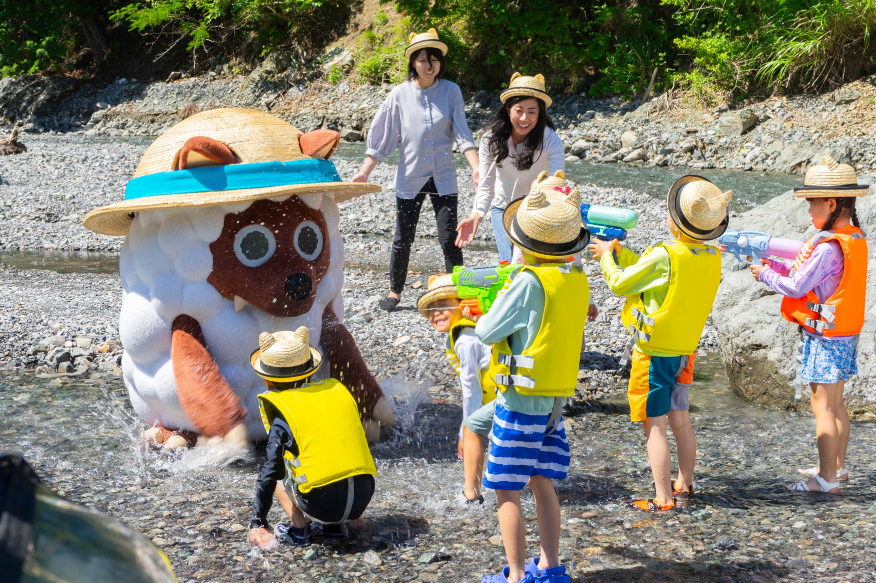 ウルフィと子供たちが川で水遊び！