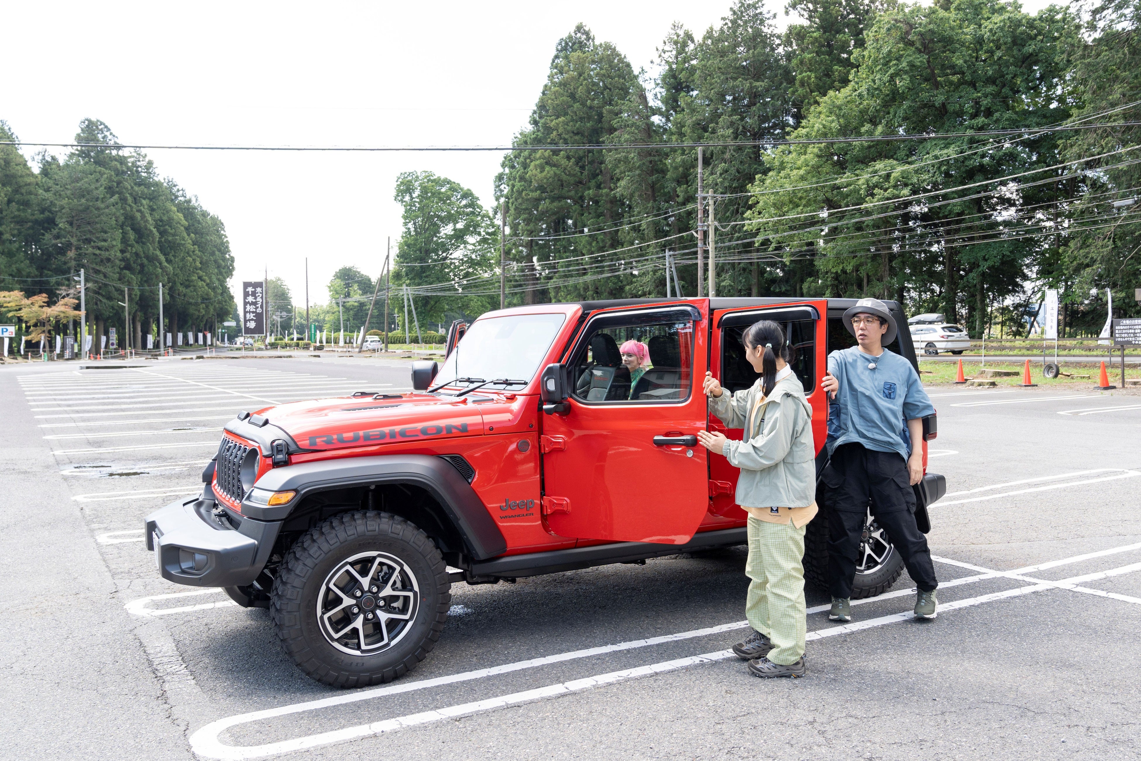 山の緑に真っ赤なジープが映える！