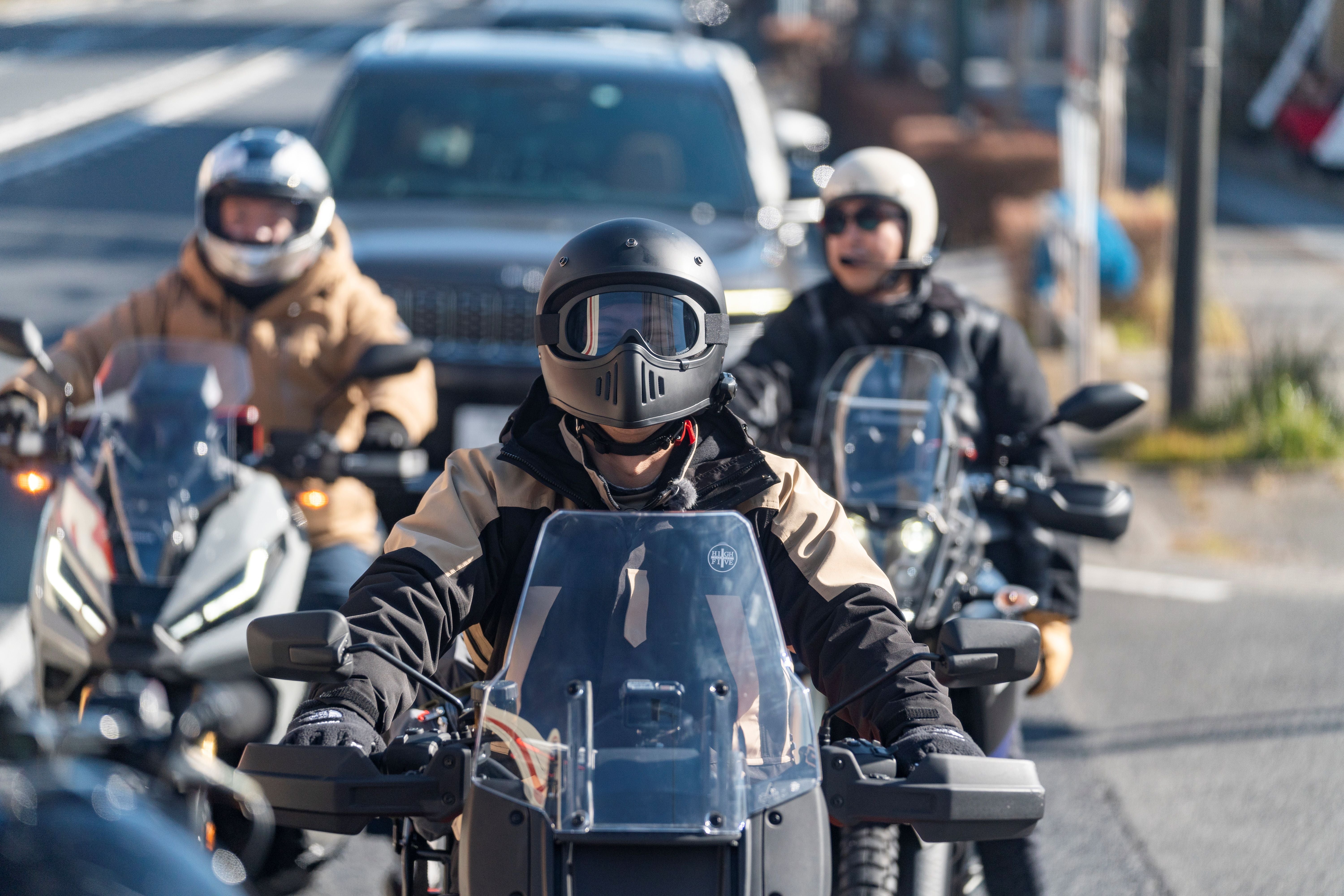 バイク免許がない小木は車で追走