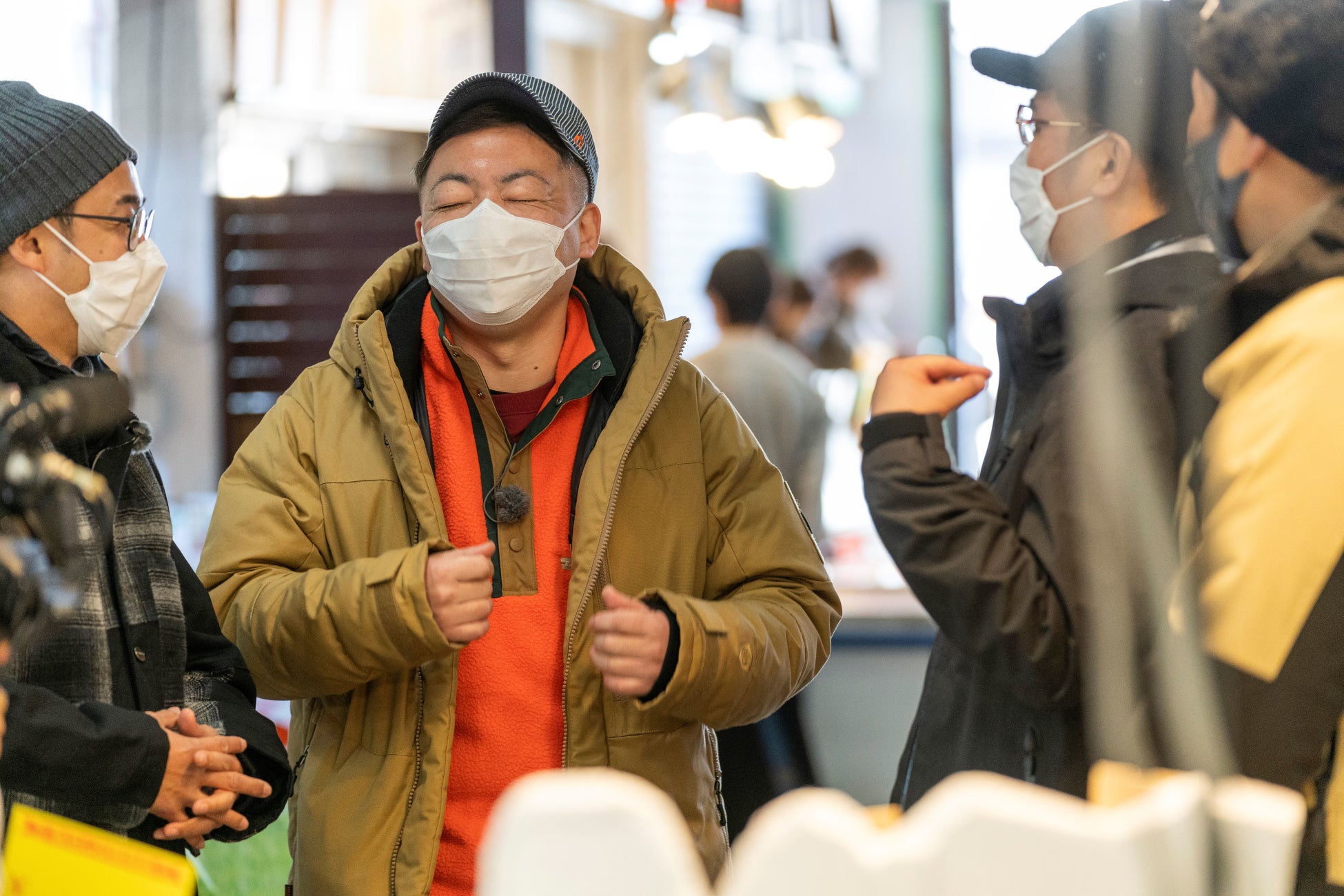 市場でムチャぶりを受けるユースケ