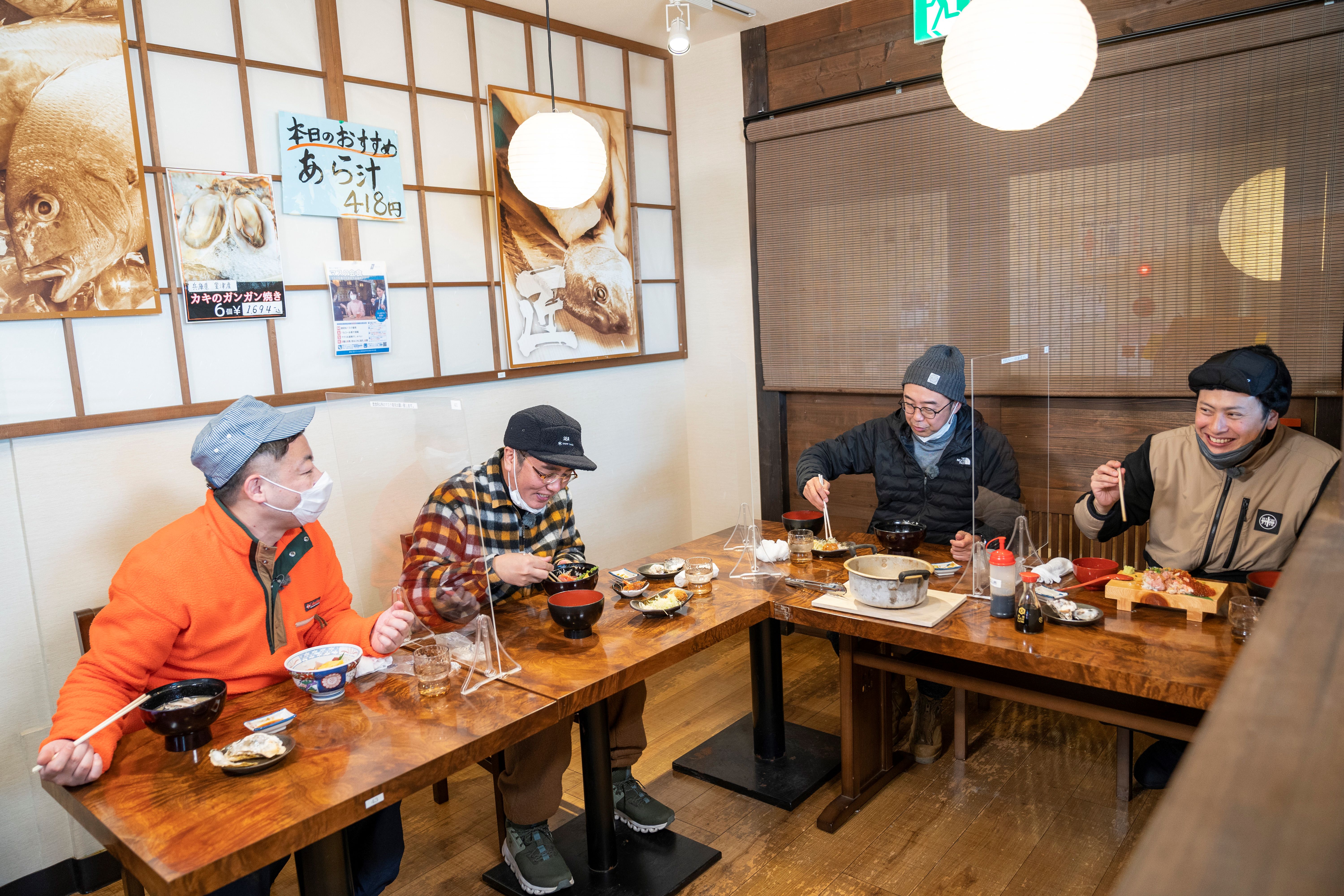 ランチは食堂で海の幸を堪能