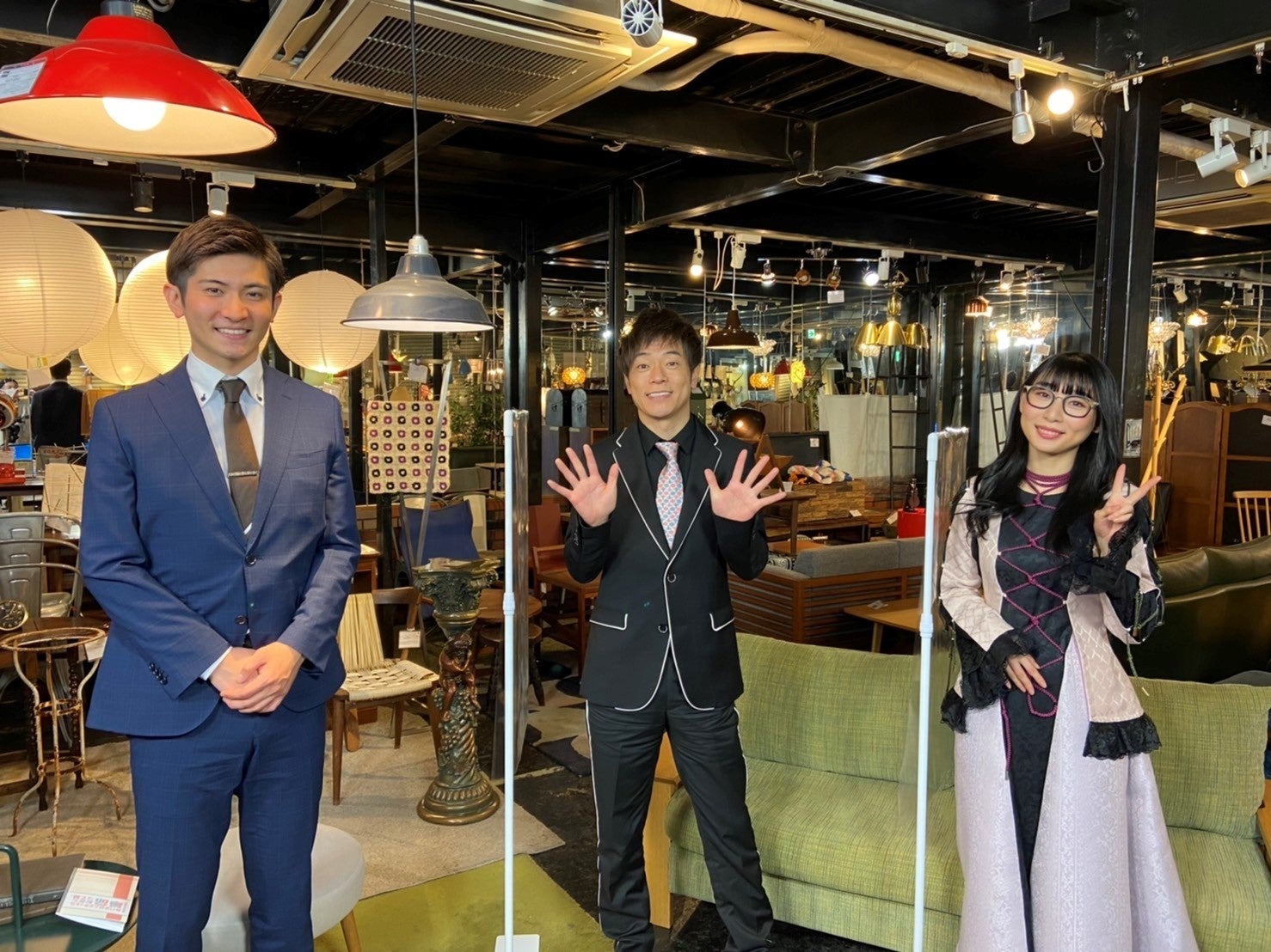 左から、伊豆蔵将太アナウンサー（メ～テレ）、陣内智則、ハシヤスメ・アツコ（BiSH）