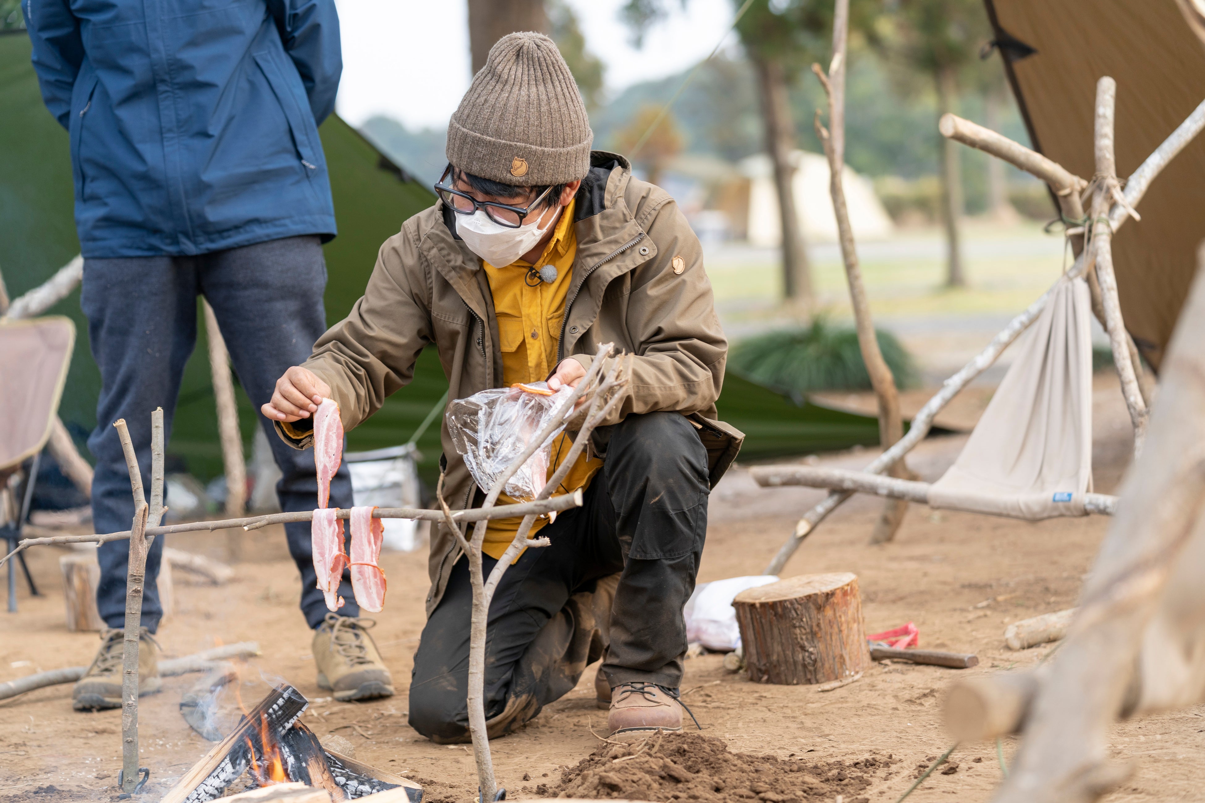 枝にベーコンを吊るす阿諏訪