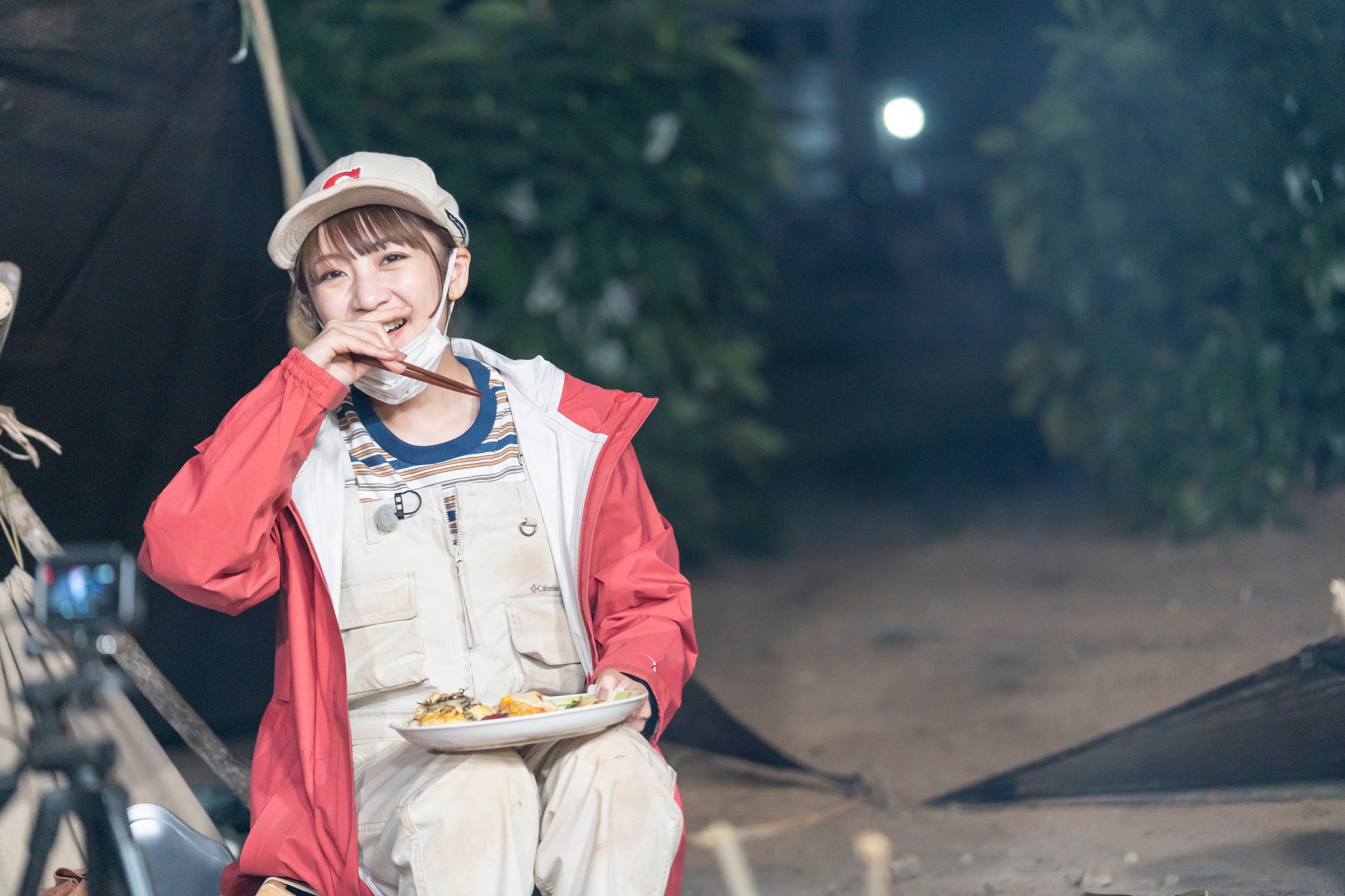 自作のピザに大満足のたかみな