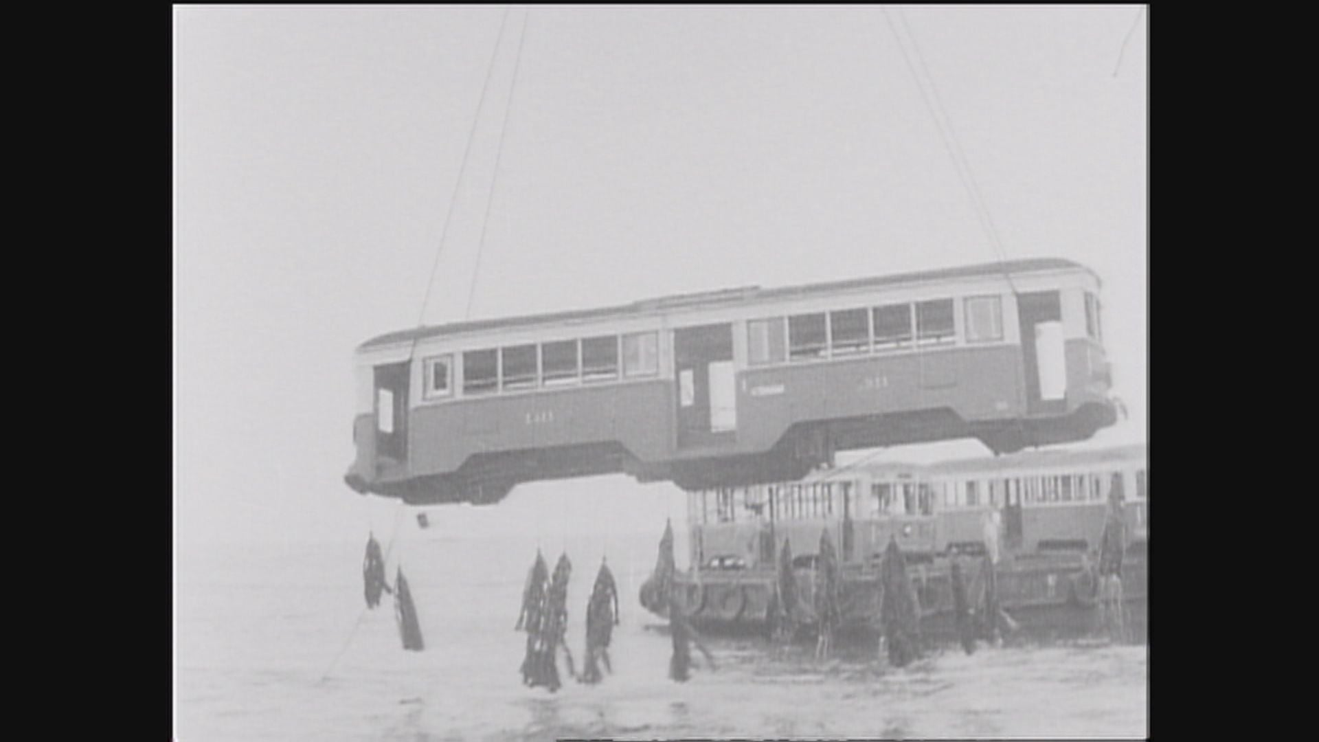 （海に沈められる市電の旧車両　田原市沖）