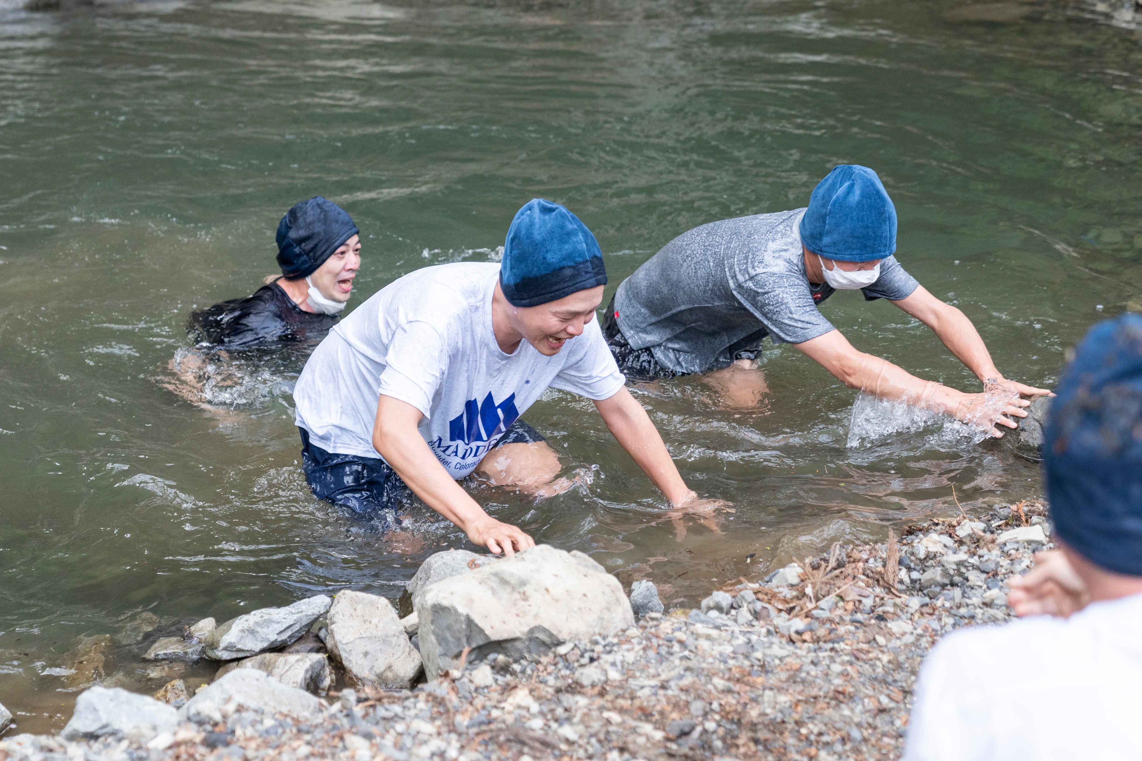 水の冷たさに飛び出す一同