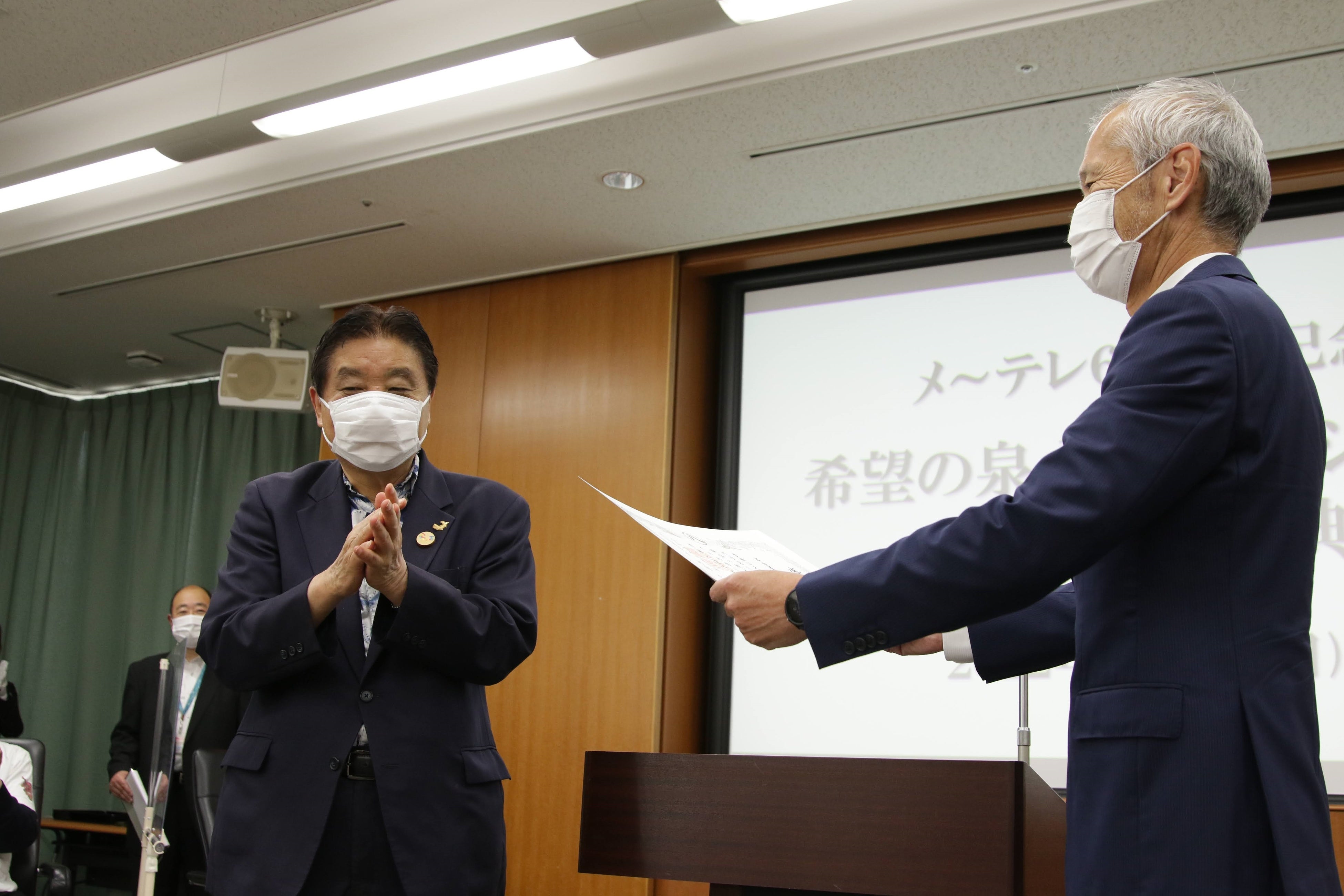 名古屋市河村市長から感謝状を受け取るメ～テレ狩野社長