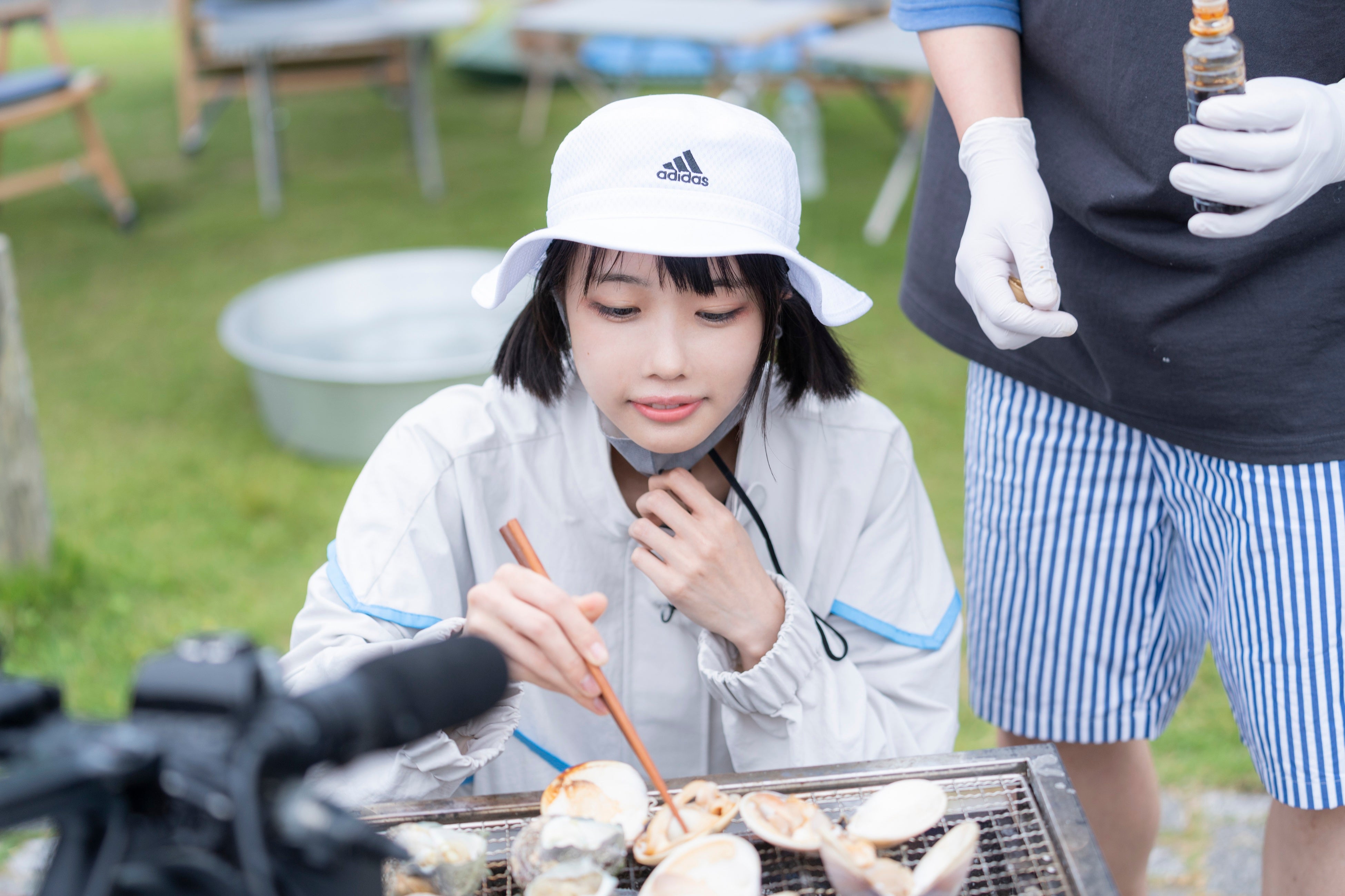 海鮮ＢＢＱを楽しむあのちゃん