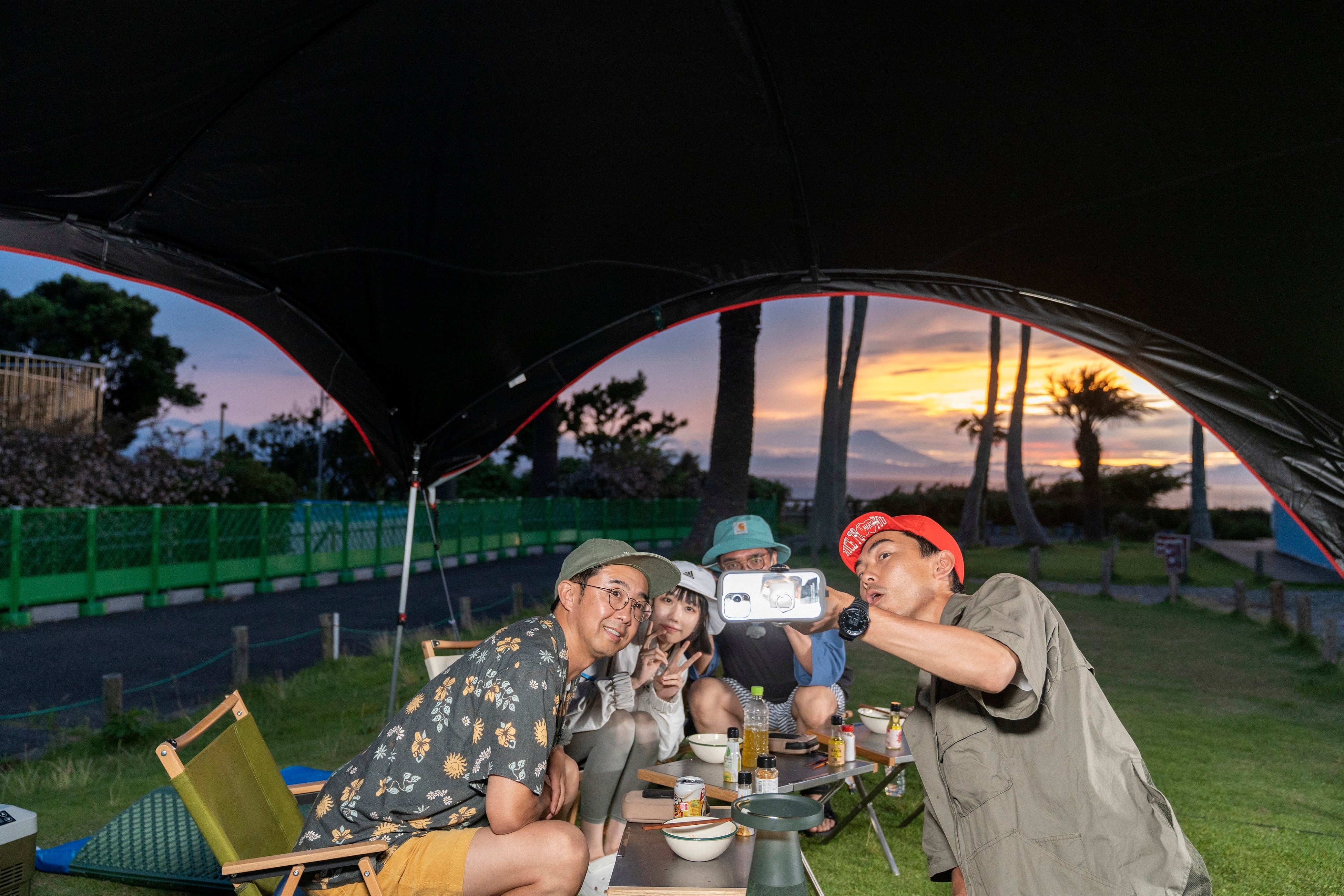 富士山をバックに記念撮影