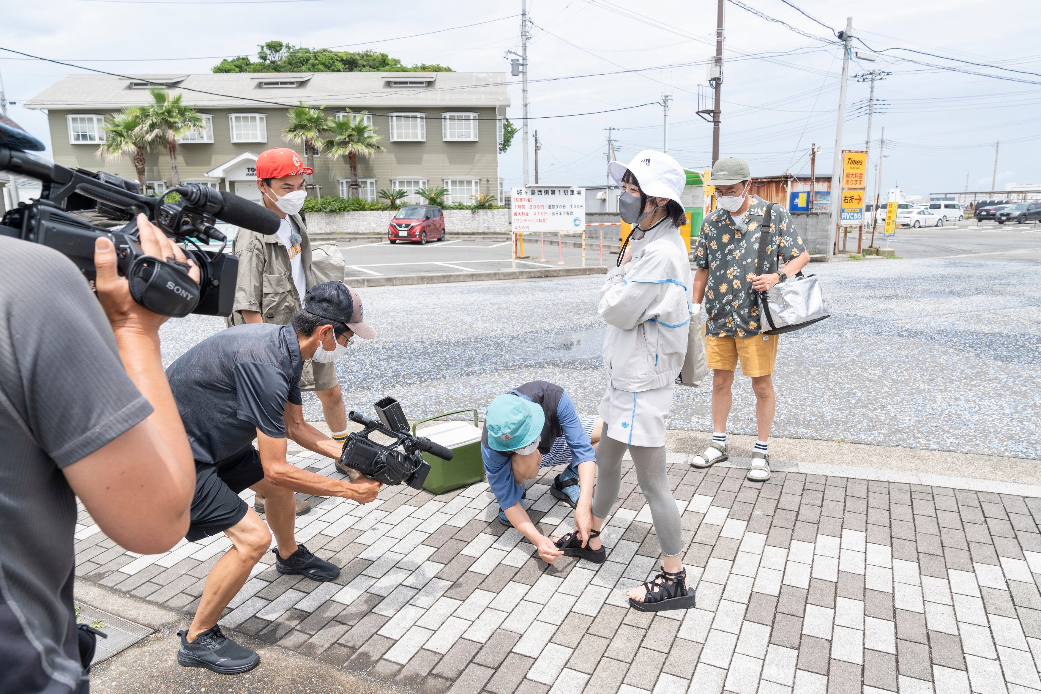 あのちゃんの靴ひもを結ぶ小木