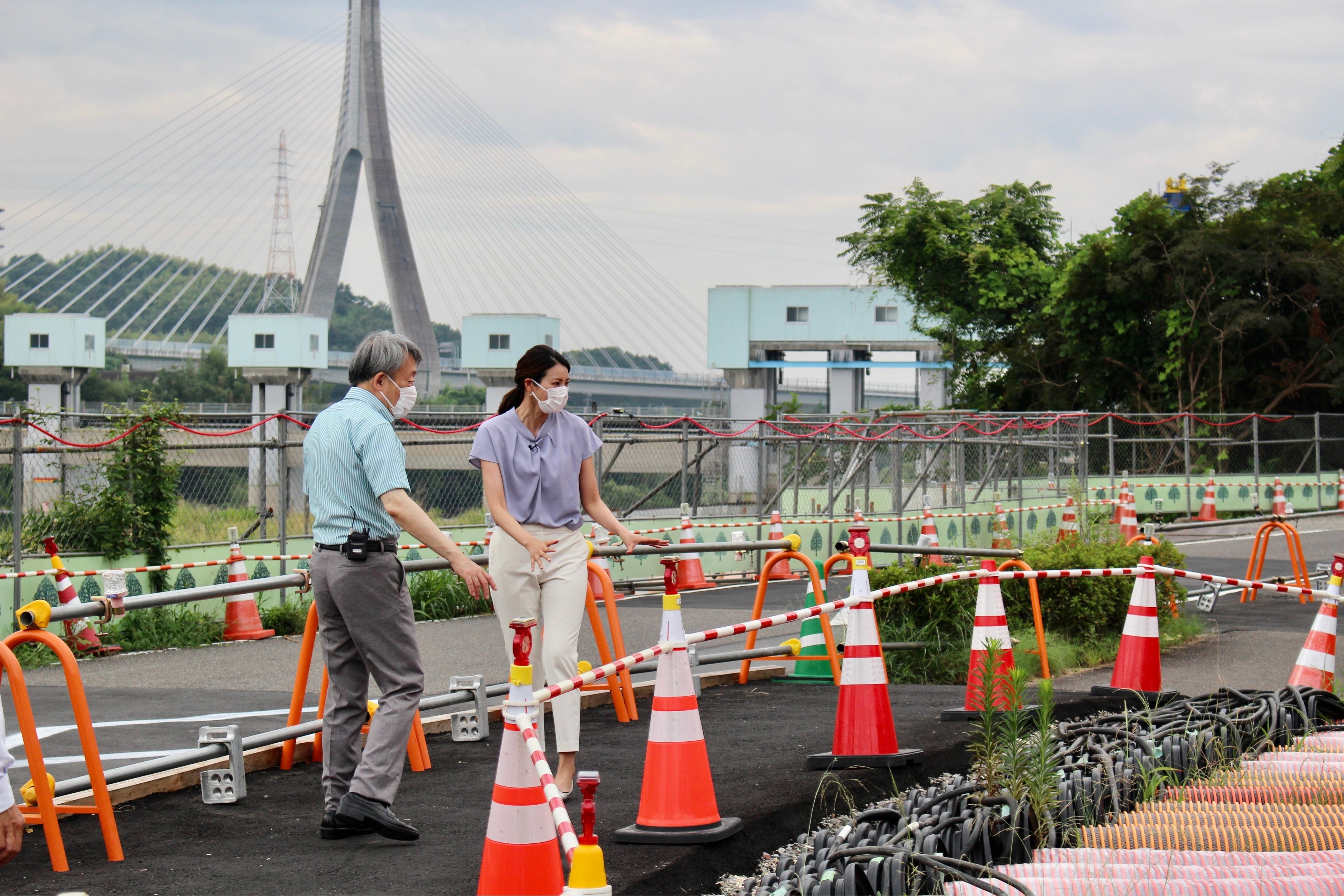 (明治用水頭首工を取材する池上彰氏と石神愛子アナウンサー　16日)