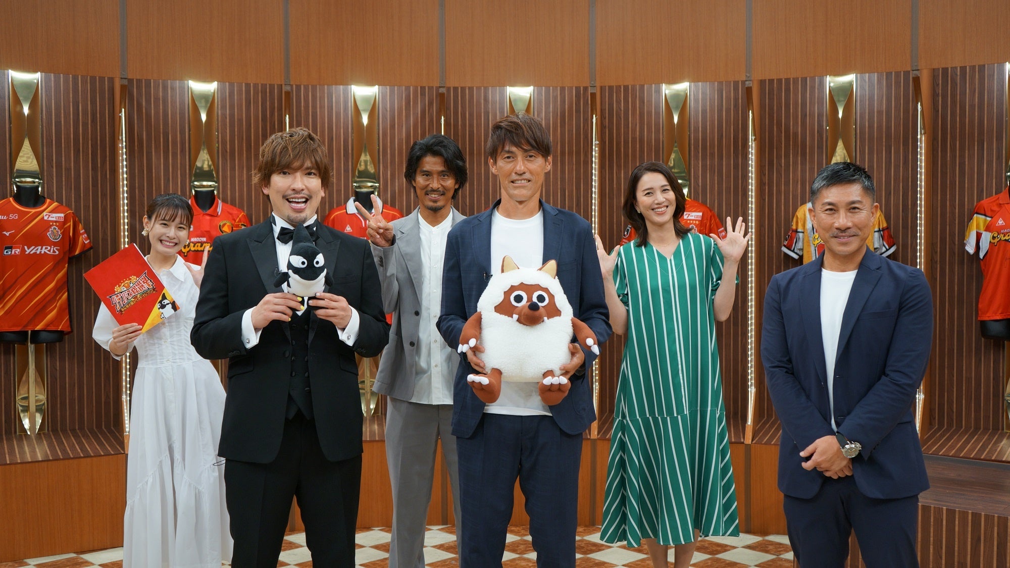 (左から　望木聡子アナウンサー　りんたろー。　中澤佑二　楢﨑正剛　遼河はるひ　前園真聖)