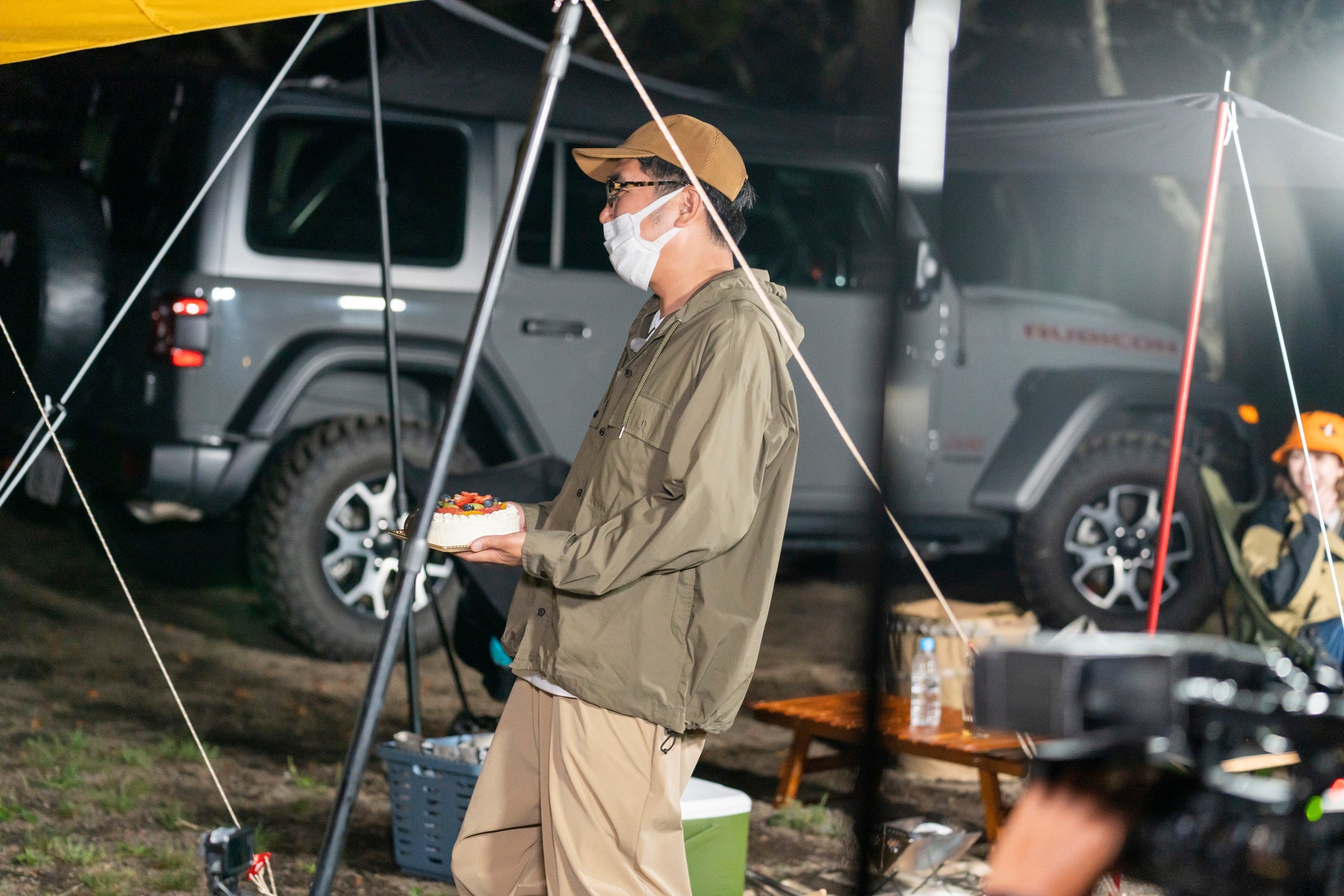 ケーキを持って登場した小木