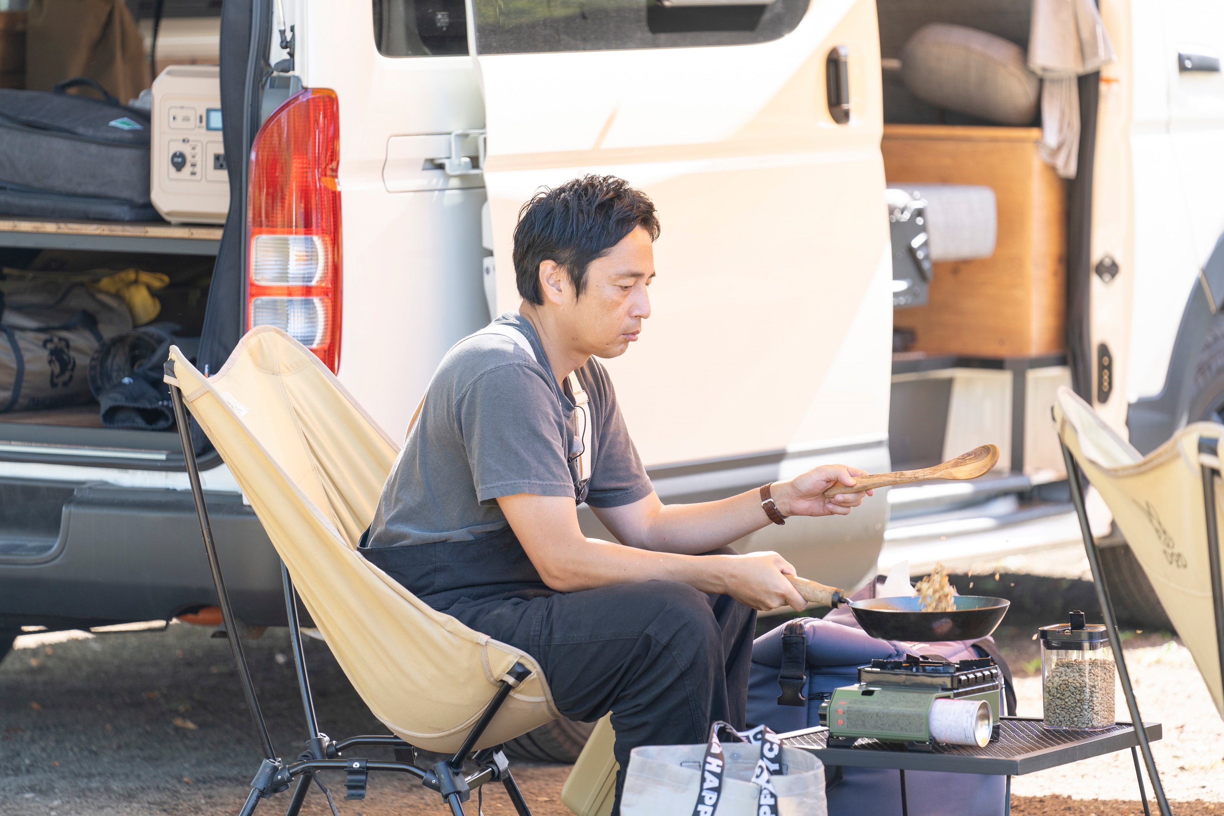 コーヒー豆を焙煎する徳井