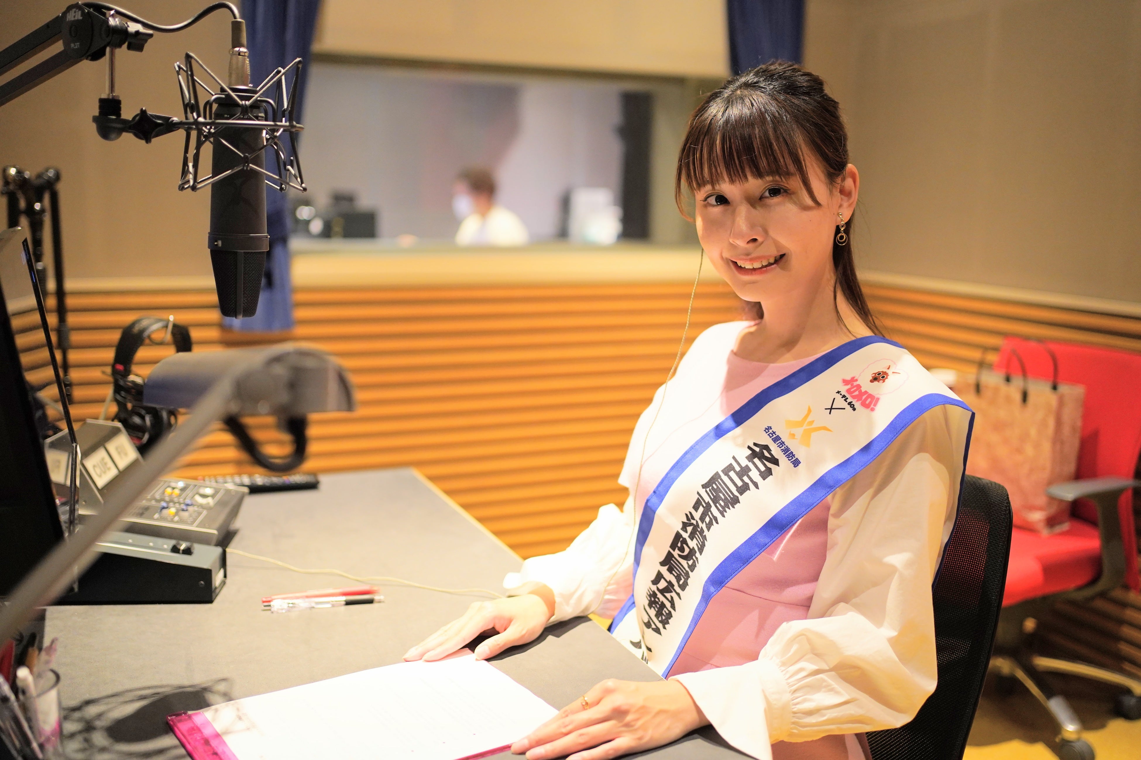 音声アナウンスを収録する望木アナウンサー