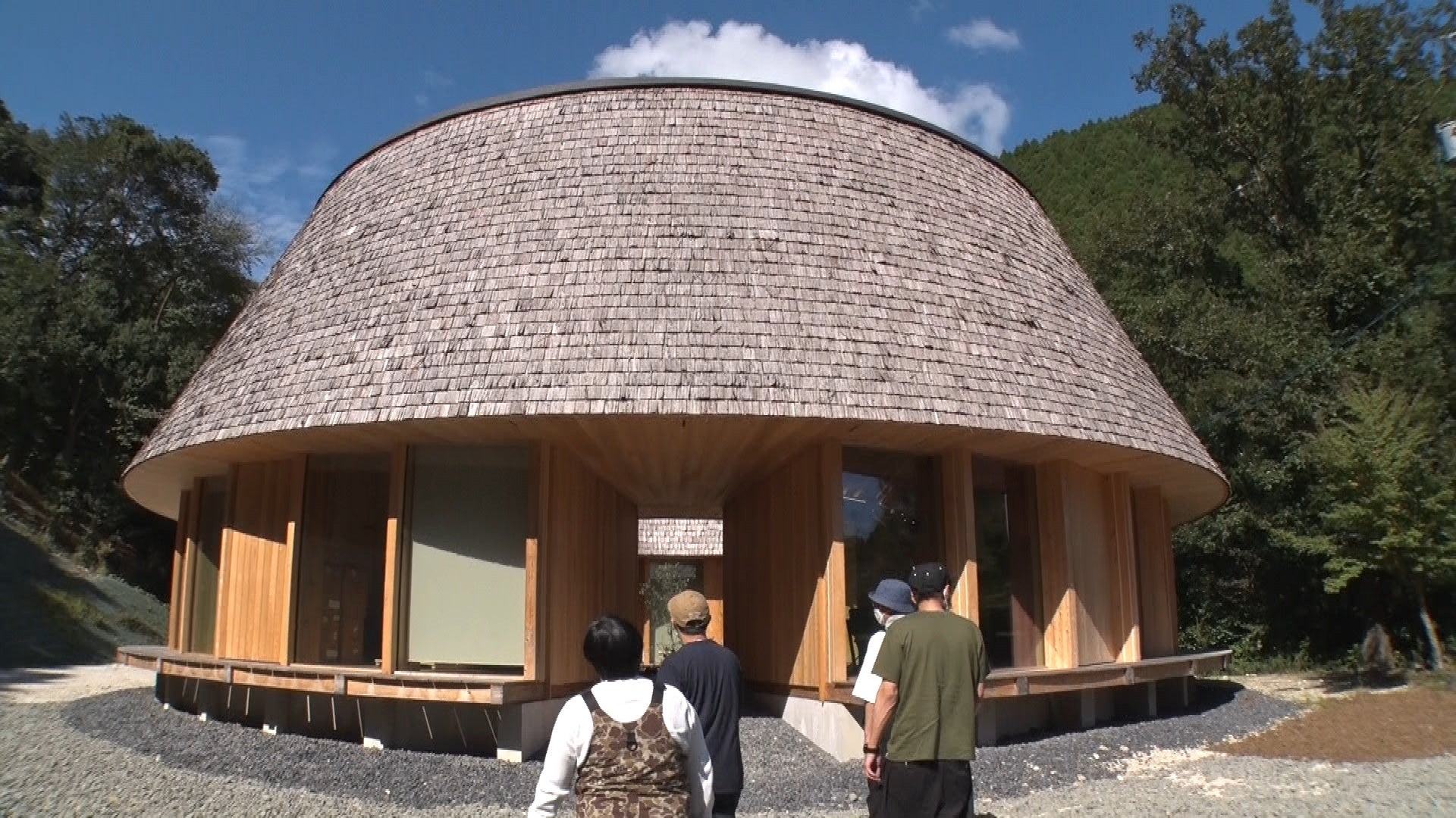 受付から圧倒される一同