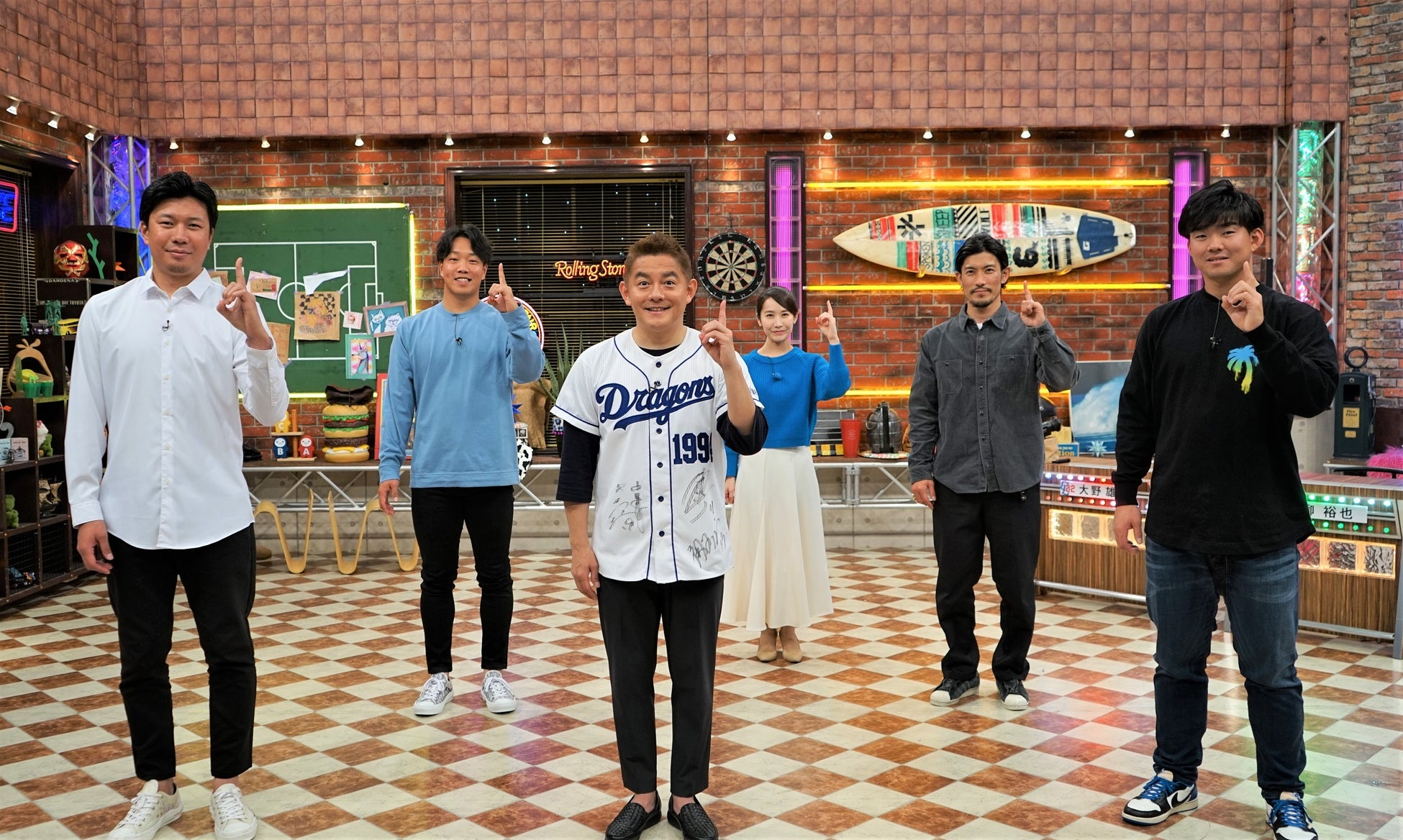 (左から:大野雄大、柳裕也、井戸田潤、島津咲苗アナウンサー、祖父江大輔、小笠原慎之介)